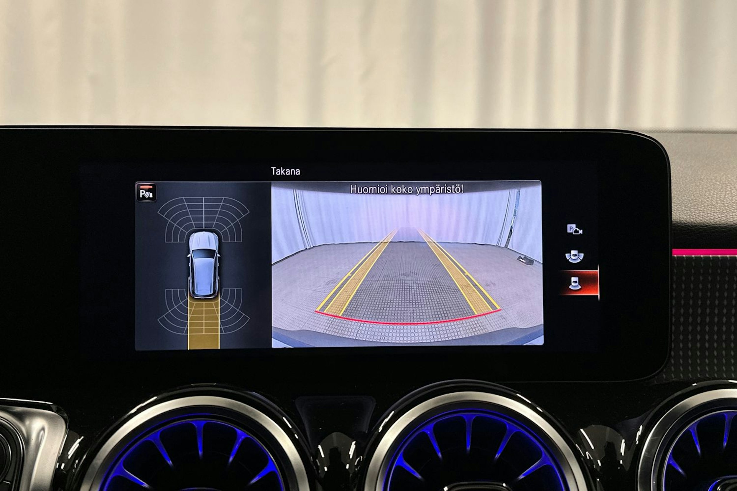sininen Mercedes-Benz EQB 2023 kuva 24.