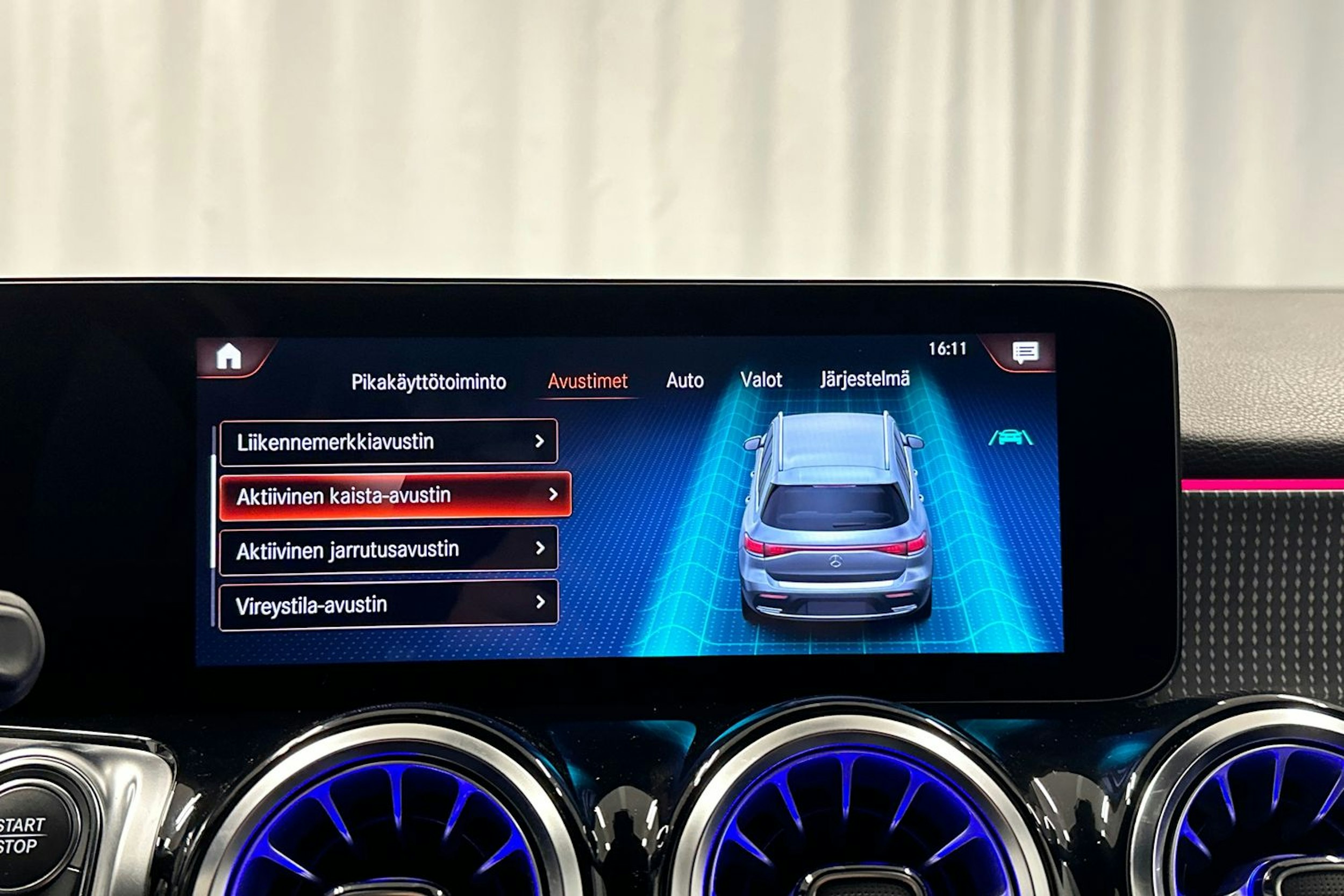 sininen Mercedes-Benz EQB 2023 kuva 25.