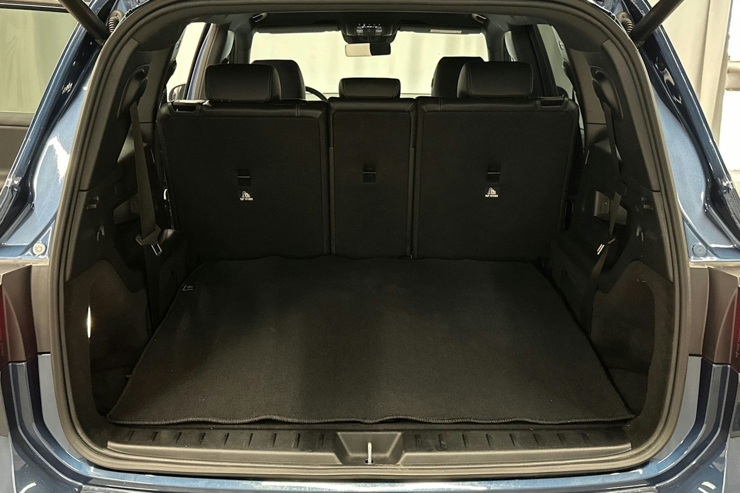 sininen Mercedes-Benz EQB 2023 kuva 28.
