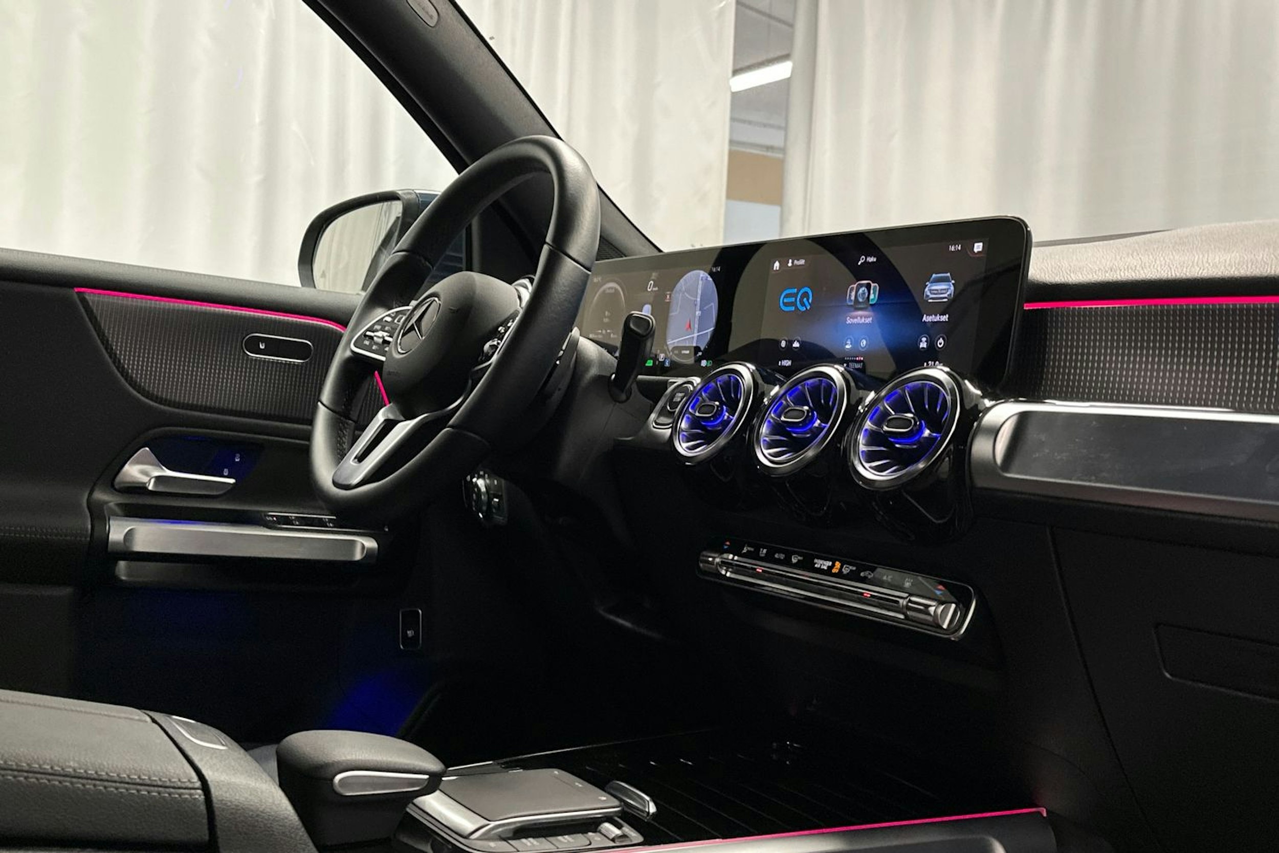 sininen Mercedes-Benz EQB 2023 kuva 30.