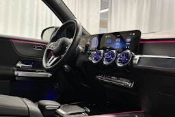 sininen Mercedes-Benz EQB 2023 kuva 30.