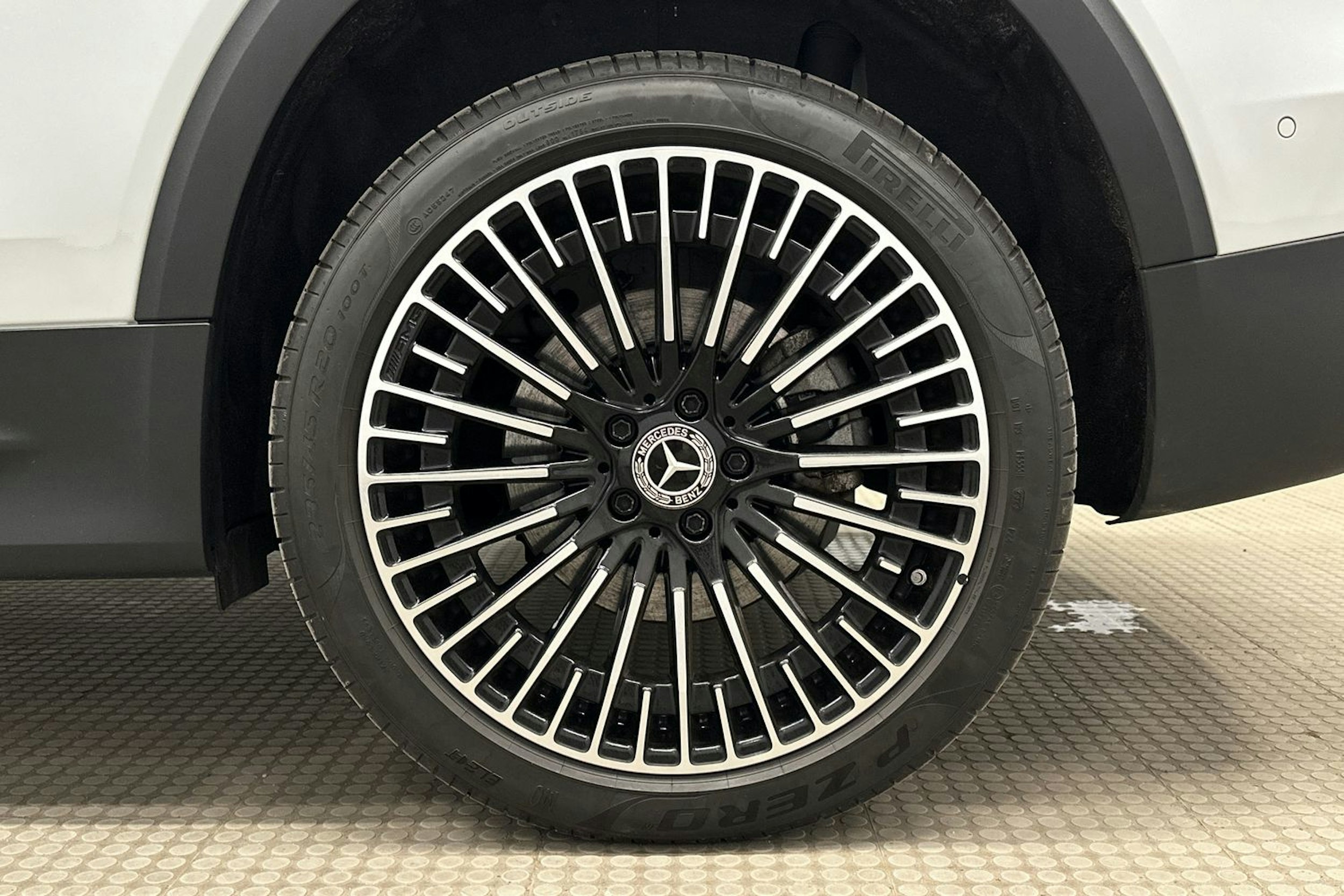 valkoinen Mercedes-Benz EQB 2023 kuva 13.