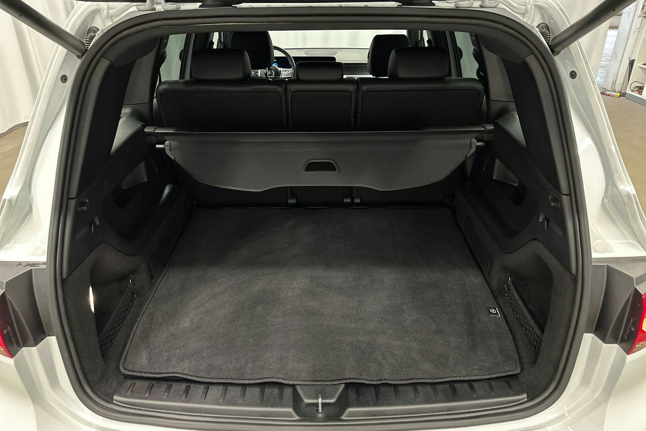 valkoinen Mercedes-Benz EQB 2023 kuva 14.