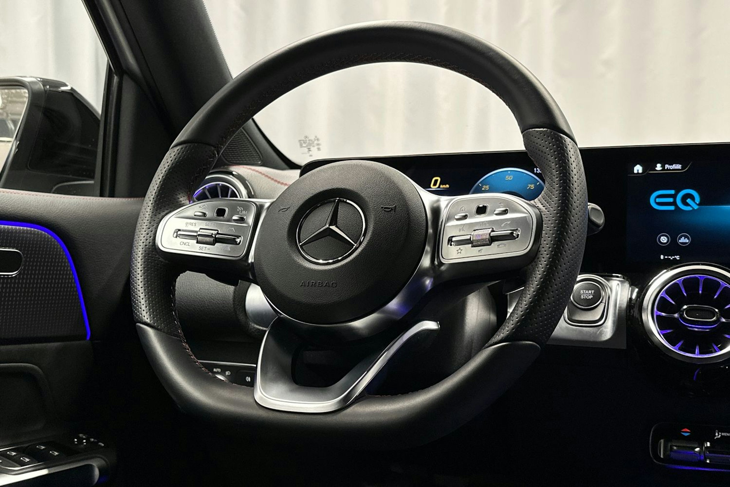 valkoinen Mercedes-Benz EQB 2023 kuva 16.