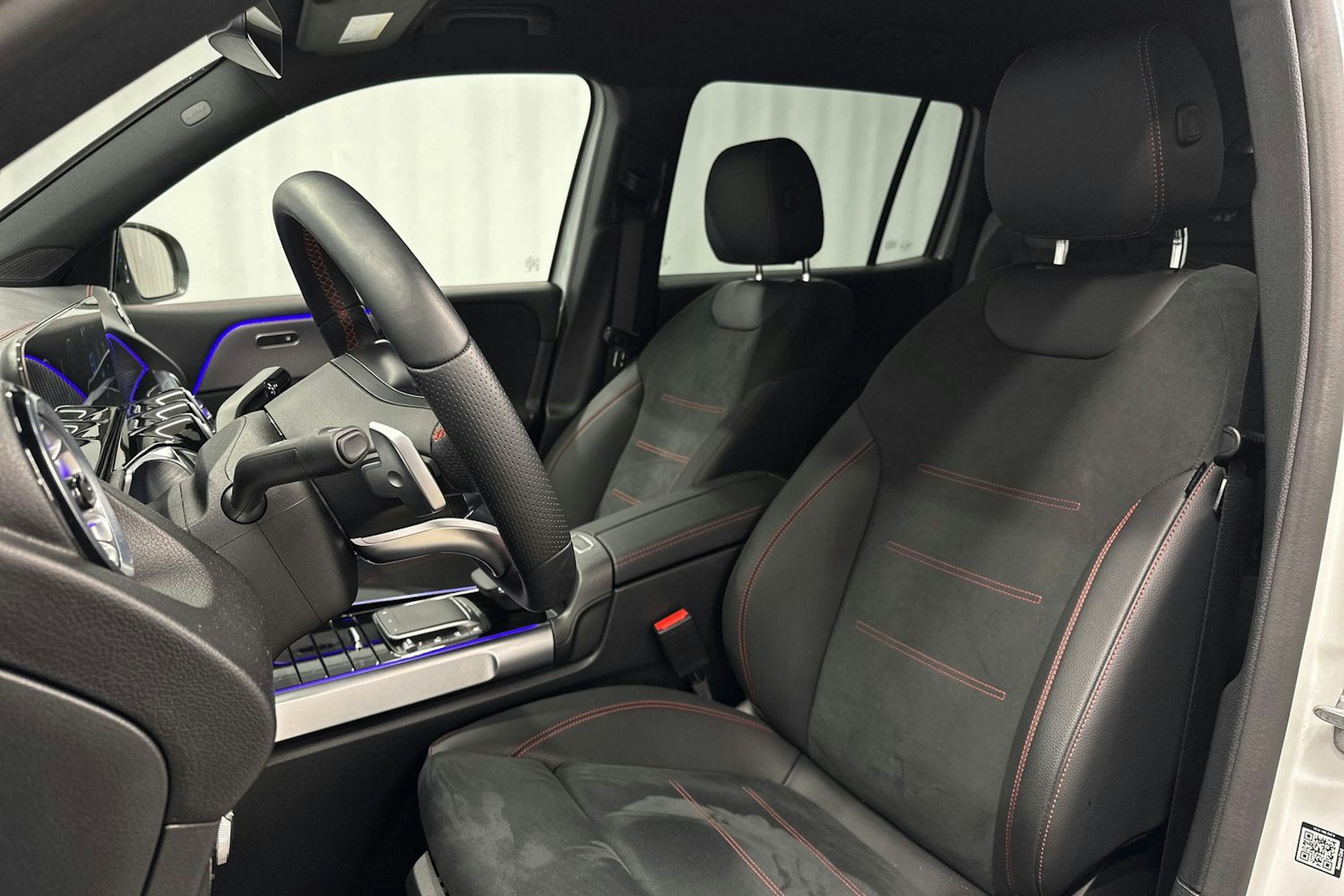 valkoinen Mercedes-Benz EQB 2023 kuva 17.