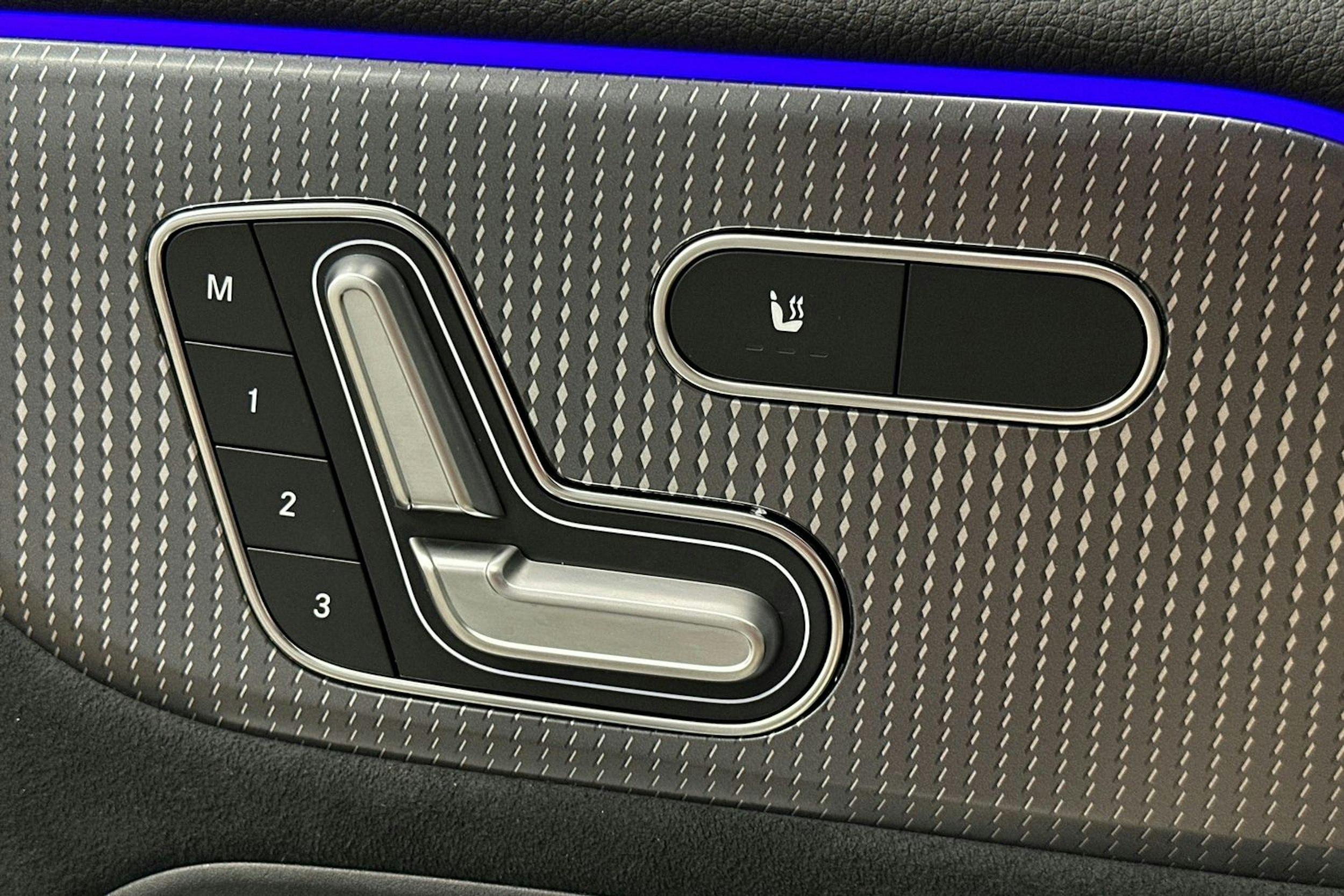 valkoinen Mercedes-Benz EQB 2023 kuva 18.