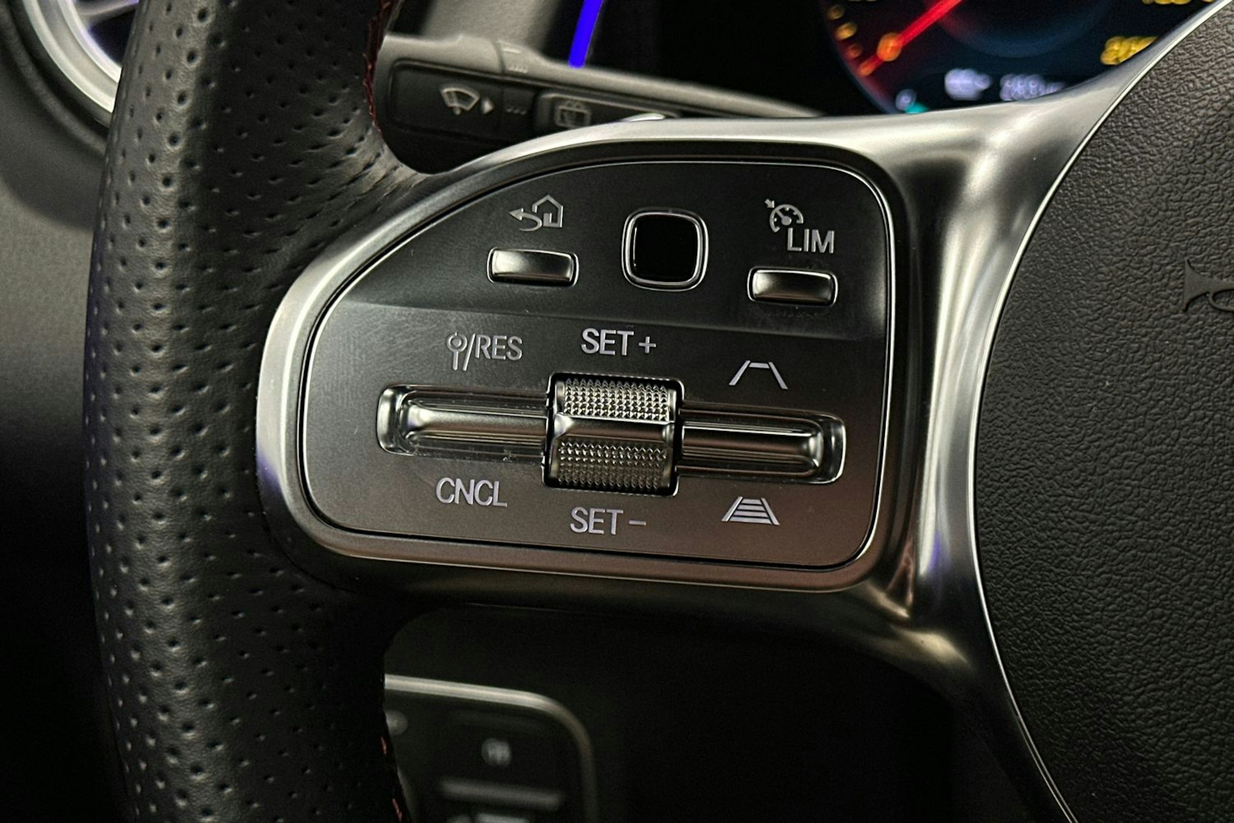 valkoinen Mercedes-Benz EQB 2023 kuva 20.