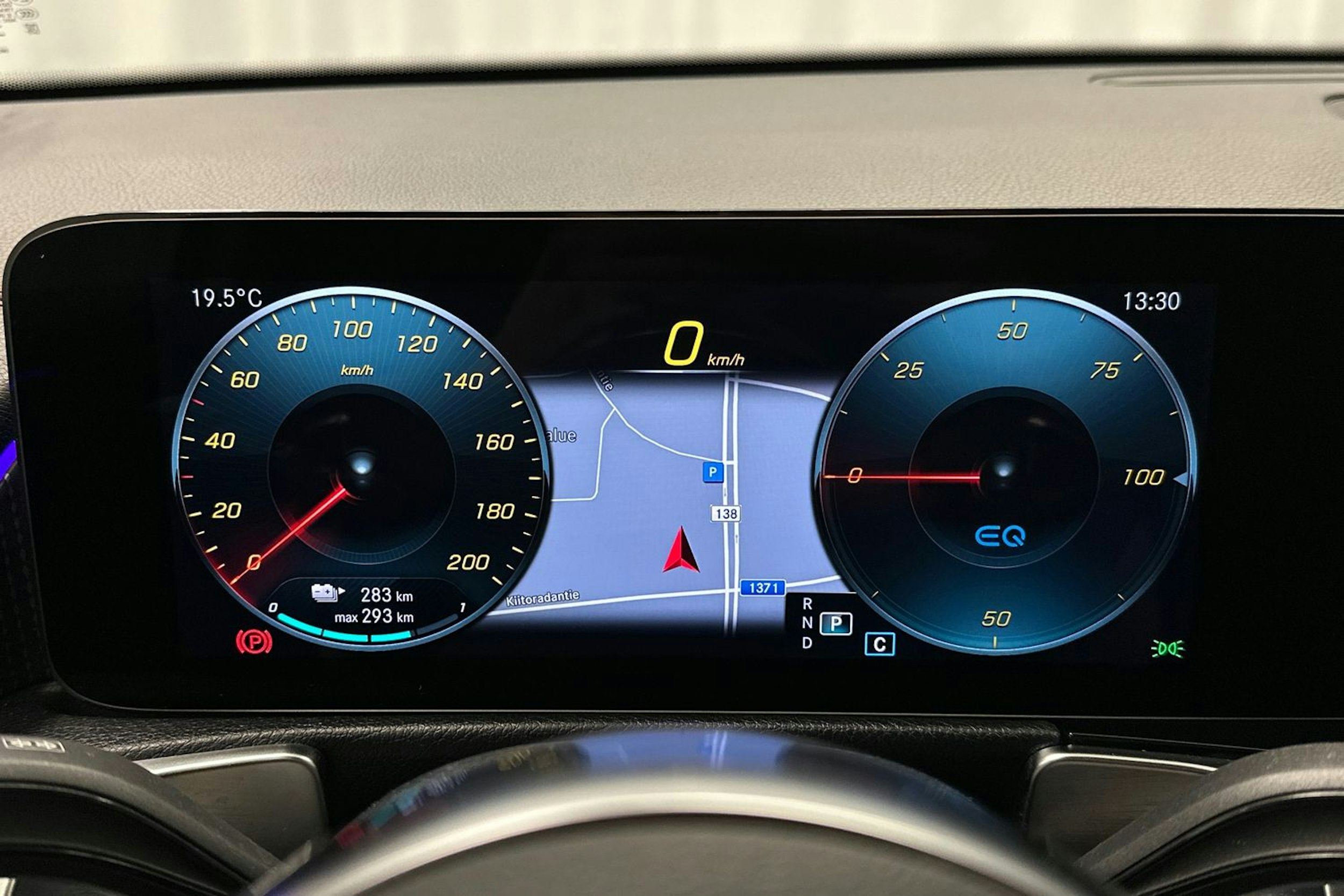 valkoinen Mercedes-Benz EQB 2023 kuva 23.