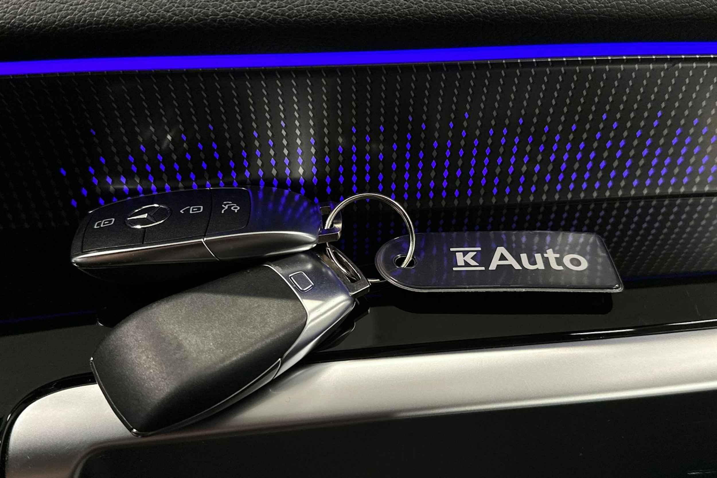 valkoinen Mercedes-Benz EQB 2023 kuva 36.