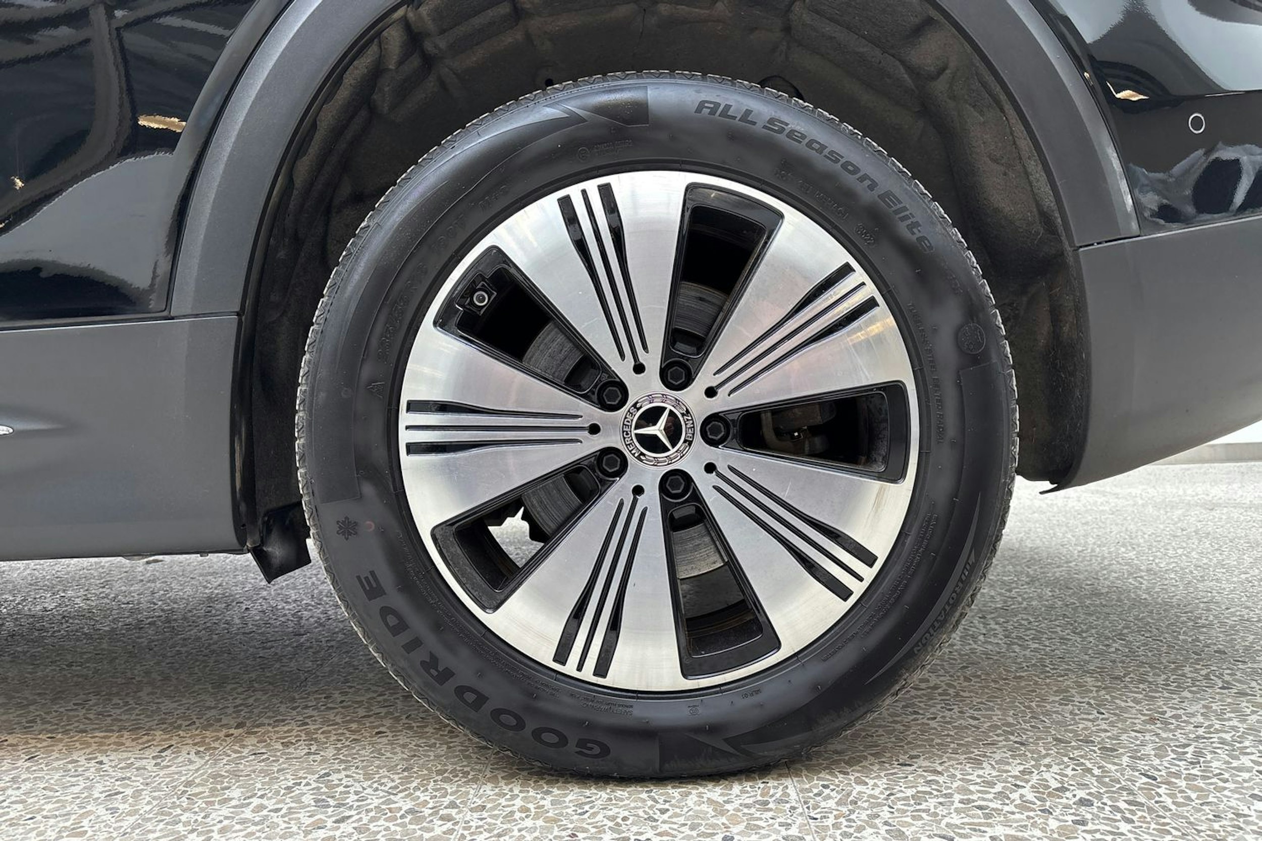 musta Mercedes-Benz EQB 2023 kuva 11.
