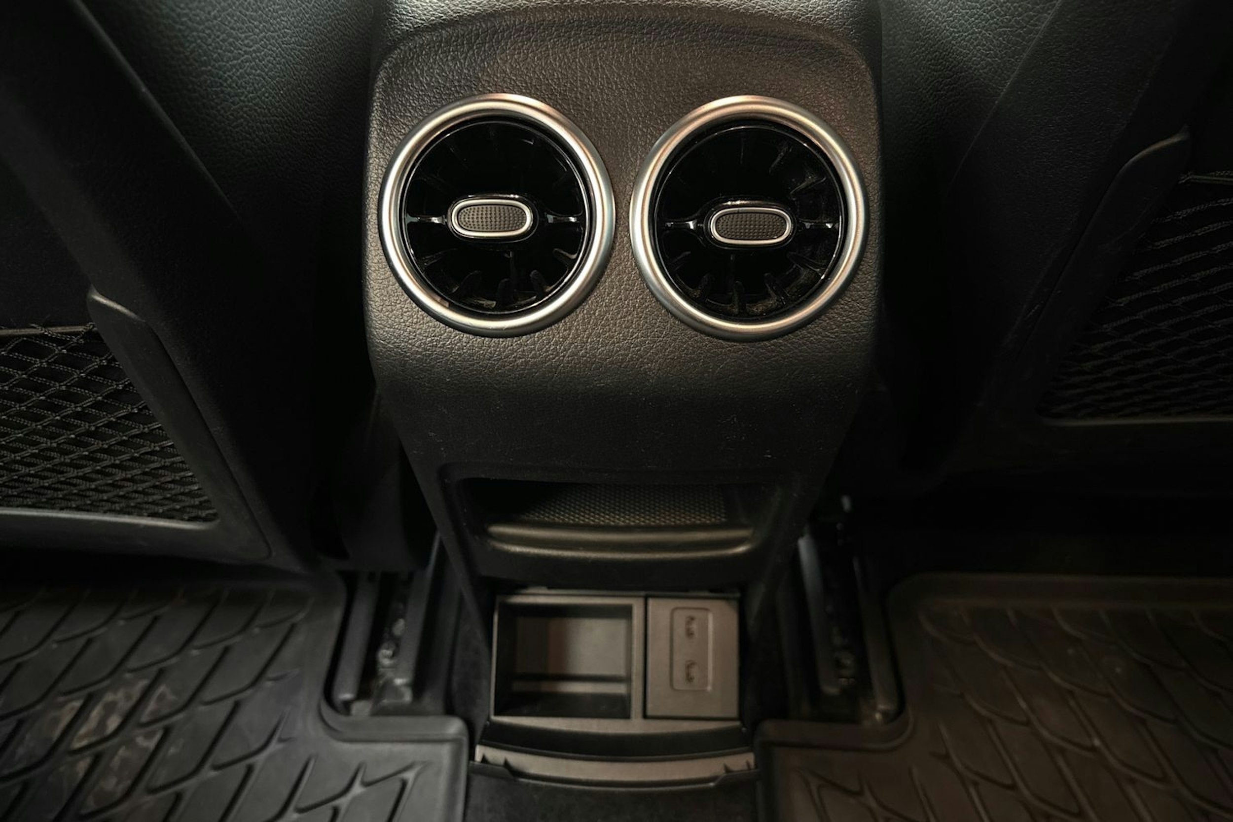 musta Mercedes-Benz EQB 2023 kuva 19.