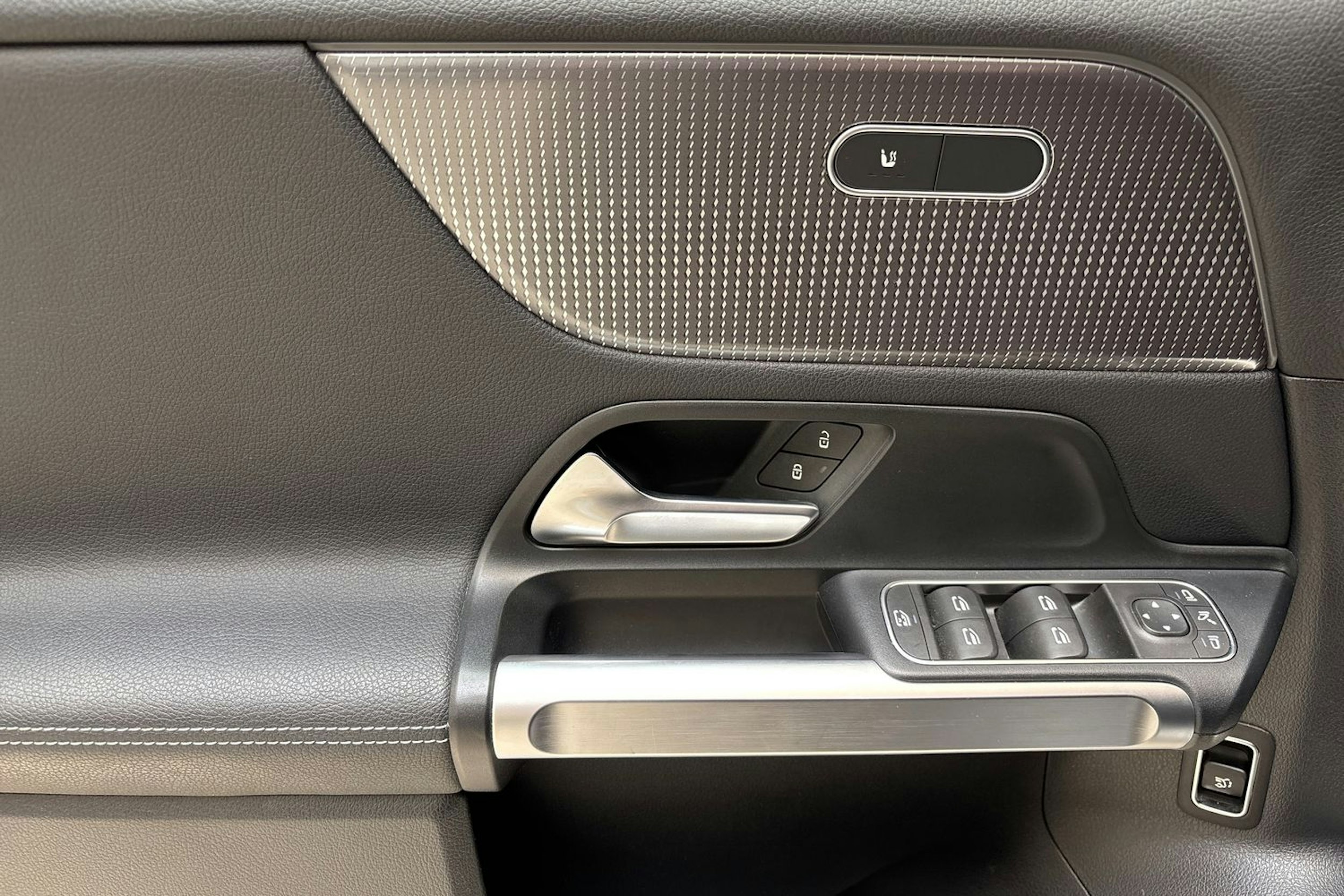 musta Mercedes-Benz EQB 2023 kuva 20.