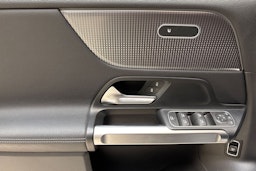 musta Mercedes-Benz EQB 2023 kuva 20.