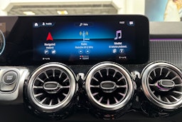 musta Mercedes-Benz EQB 2023 kuva 28.