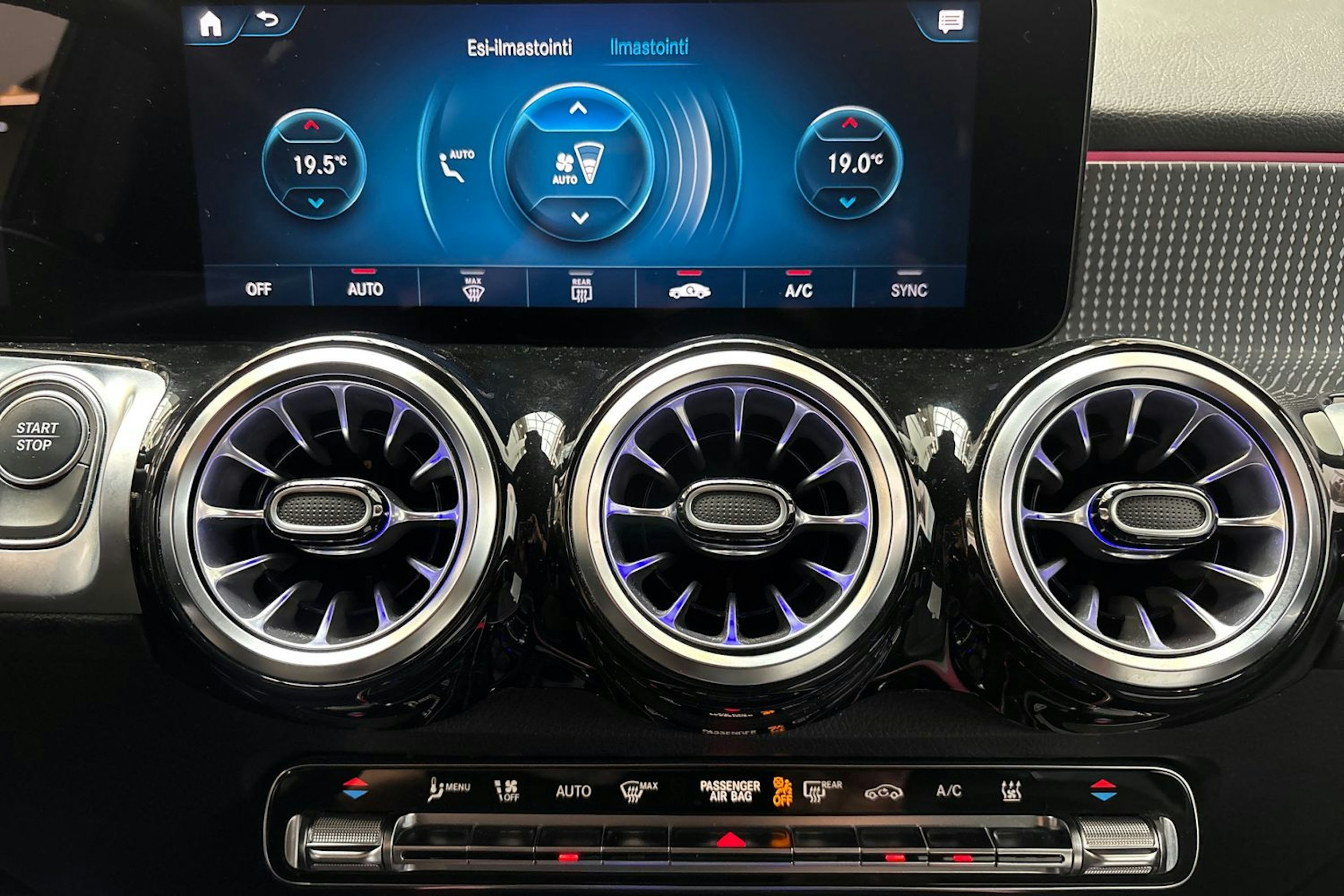 musta Mercedes-Benz EQB 2023 kuva 34.
