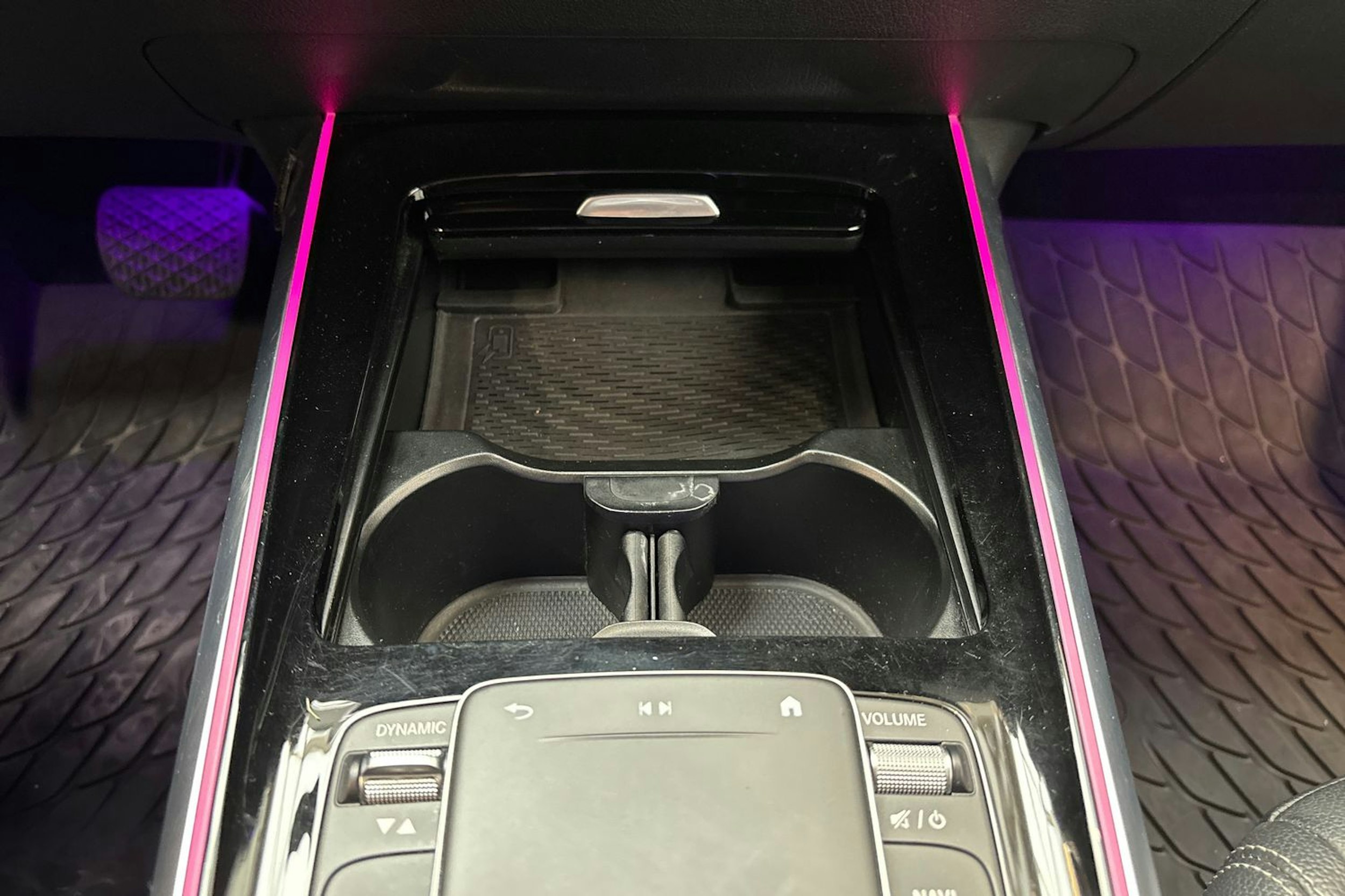 musta Mercedes-Benz EQB 2023 kuva 36.
