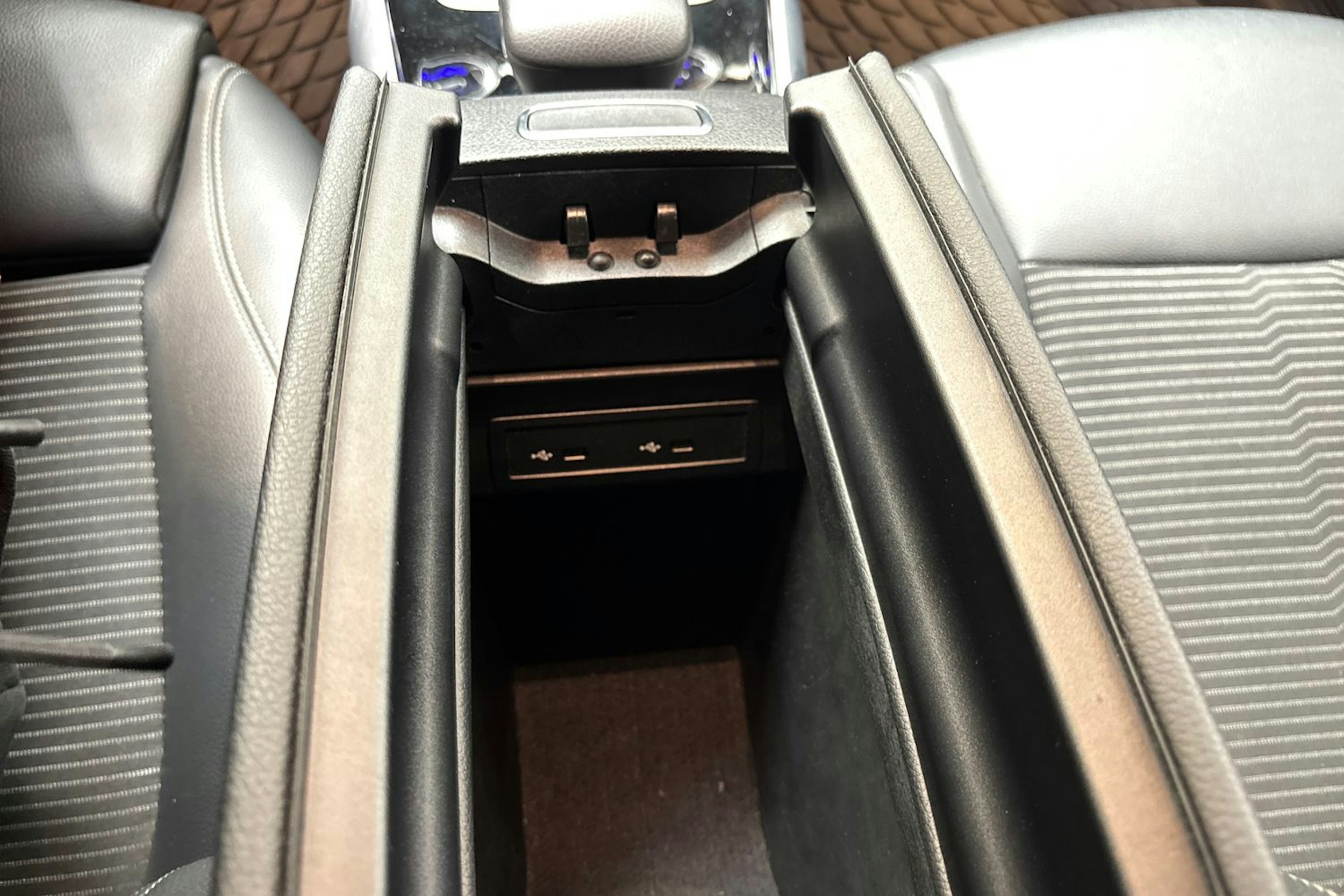 musta Mercedes-Benz EQB 2023 kuva 37.