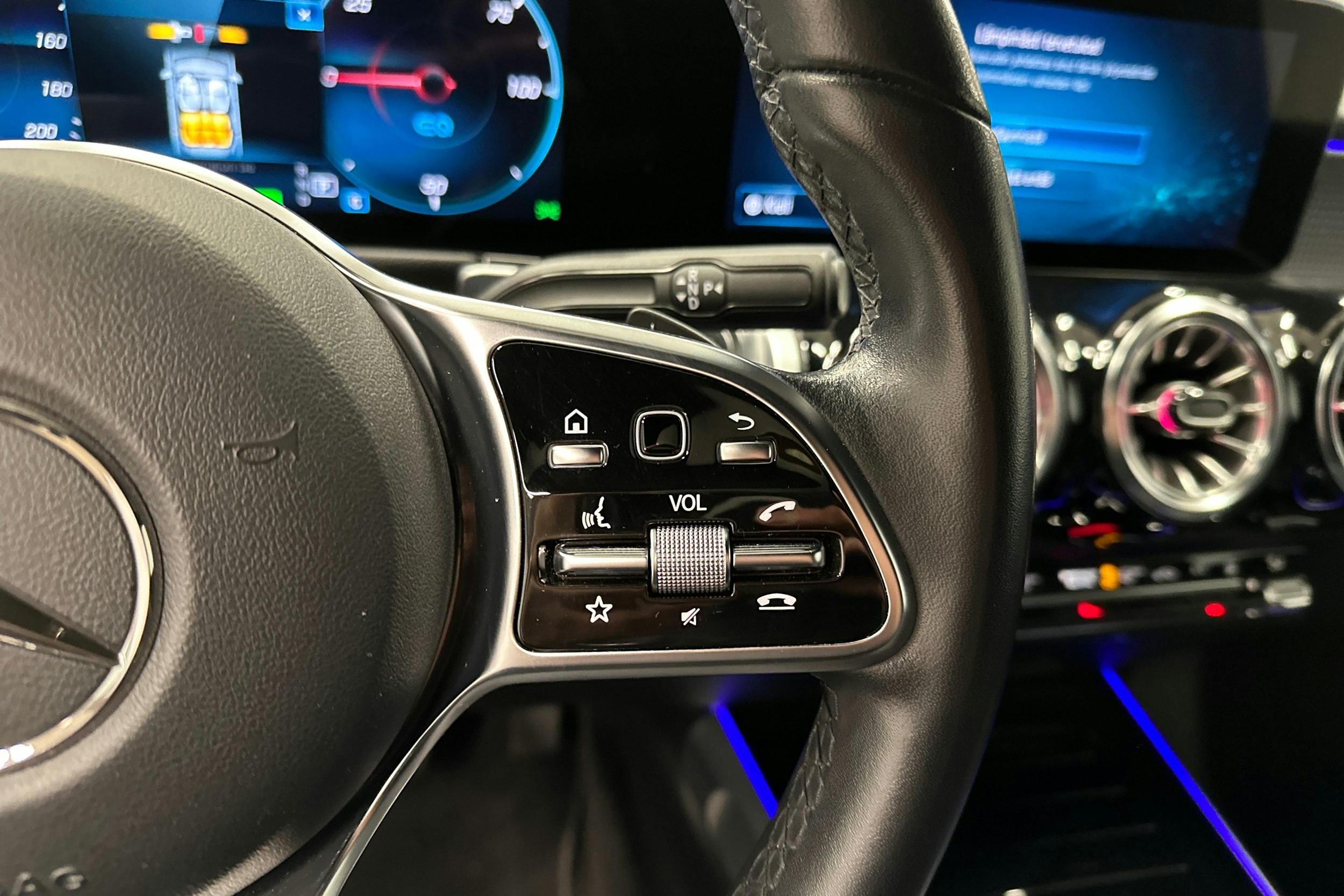 musta Mercedes-Benz EQB 2023 kuva 15.