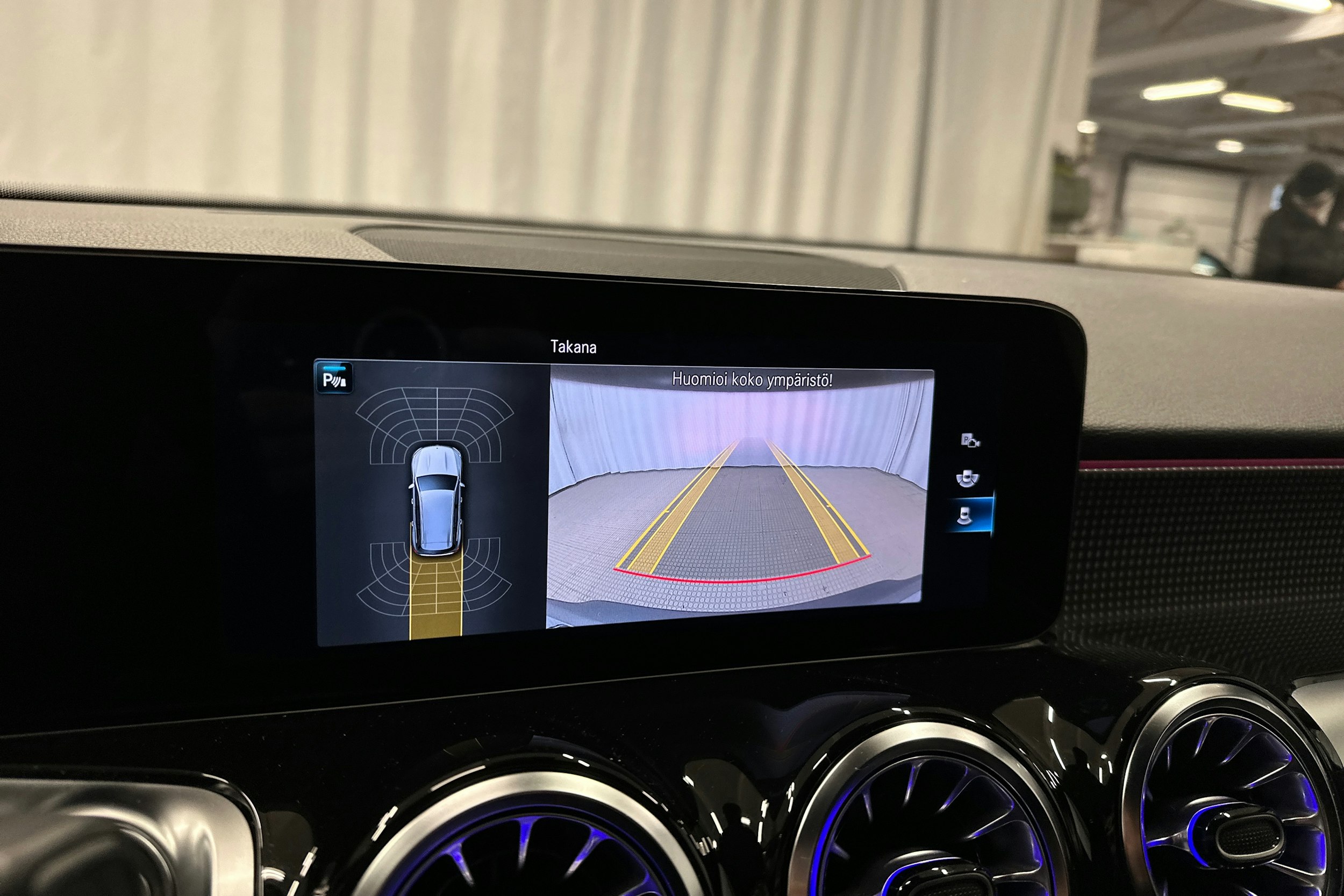 musta Mercedes-Benz EQB 2023 kuva 17.