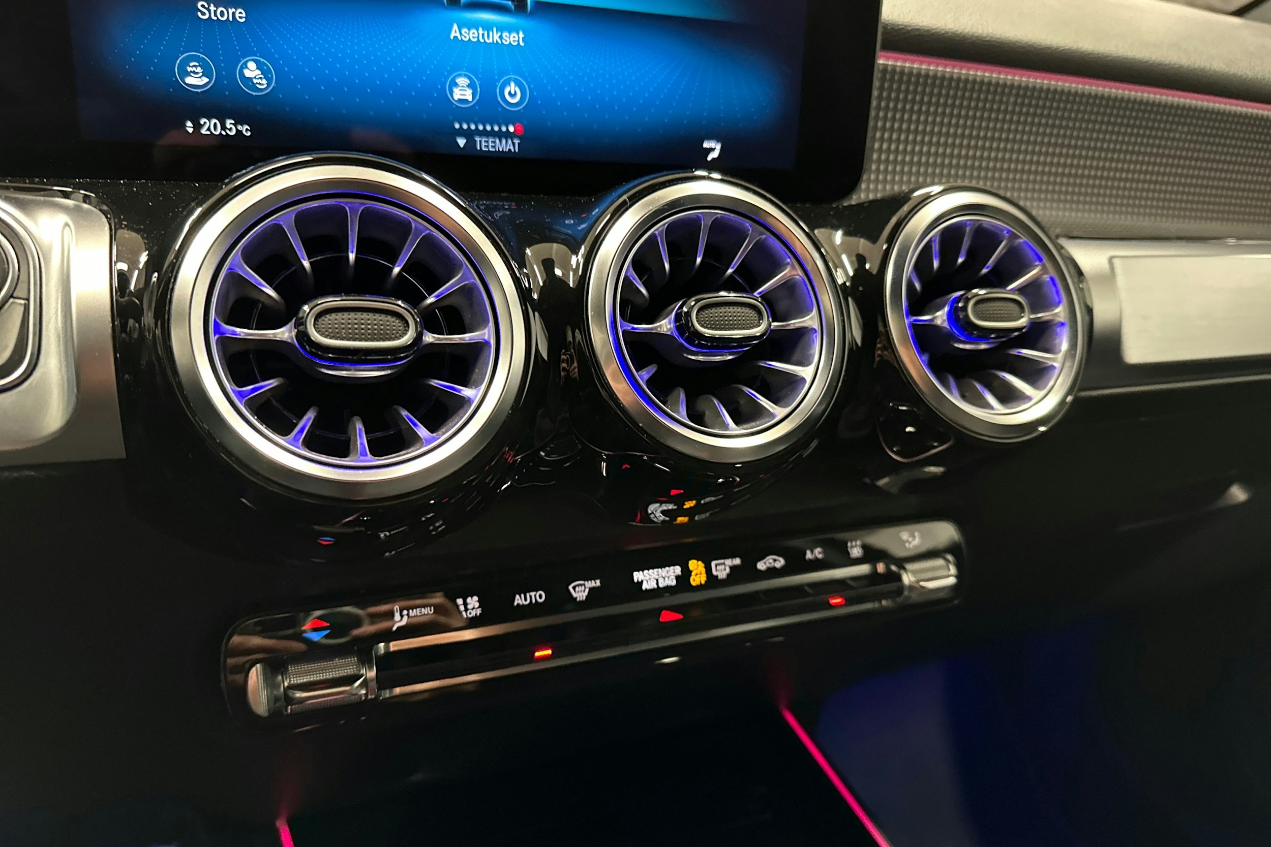 musta Mercedes-Benz EQB 2023 kuva 23.