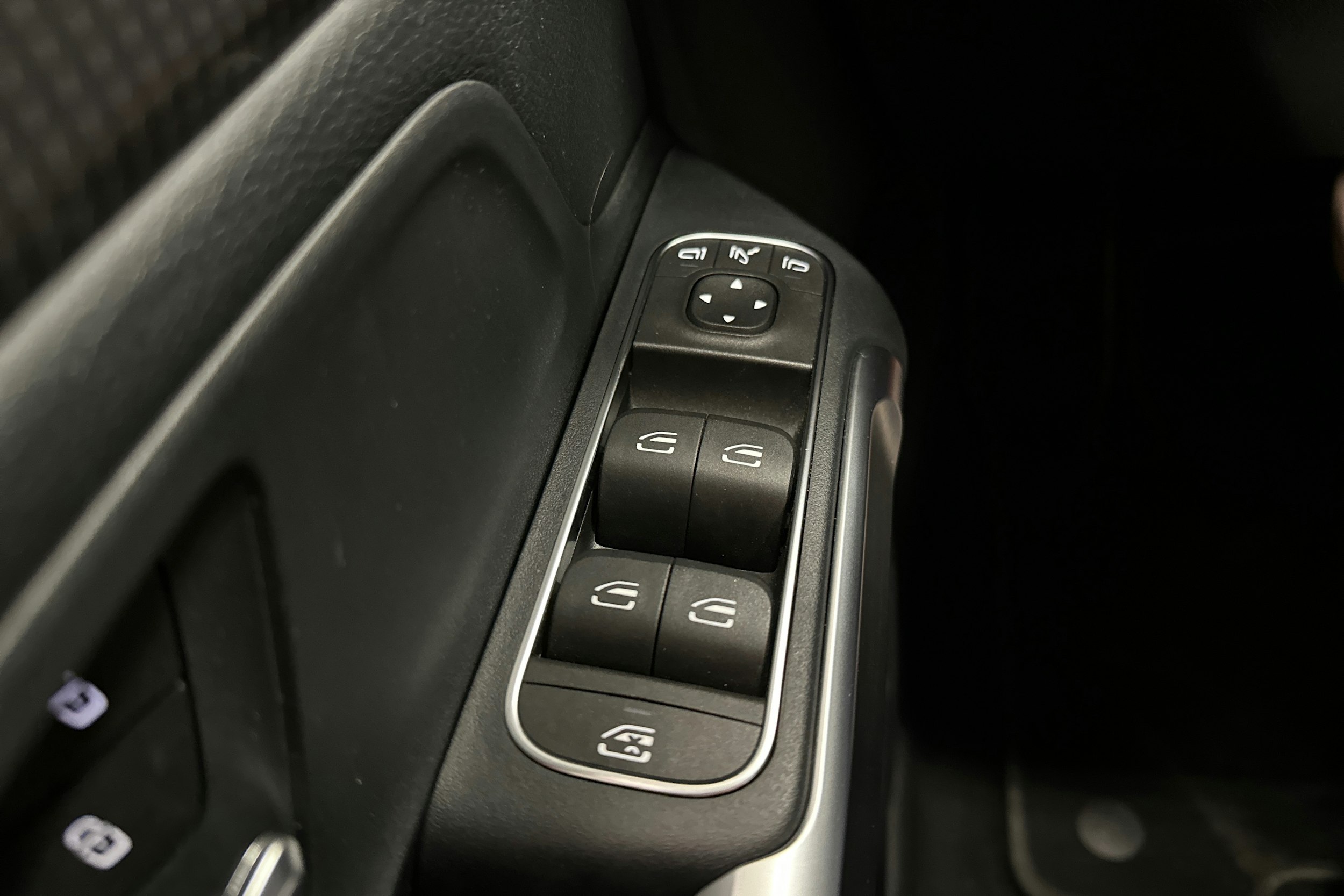 musta Mercedes-Benz EQB 2023 kuva 26.