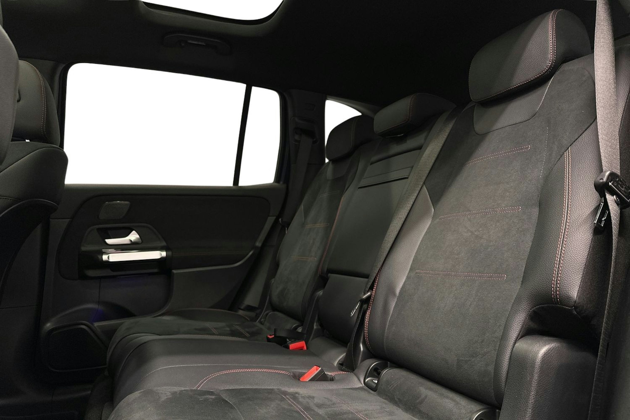 sininen Mercedes-Benz EQB 2023 kuva 10.