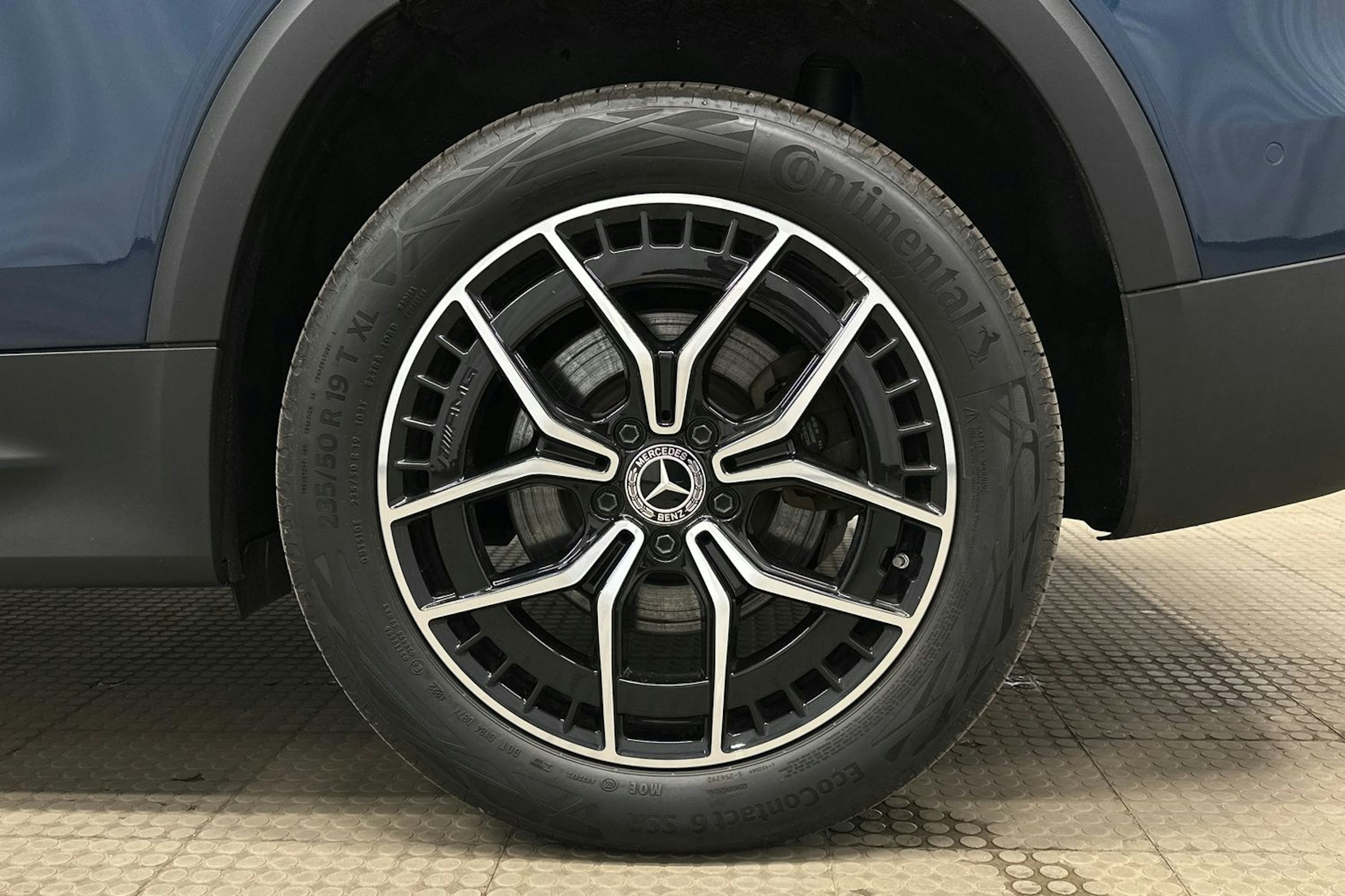 sininen Mercedes-Benz EQB 2023 kuva 13.