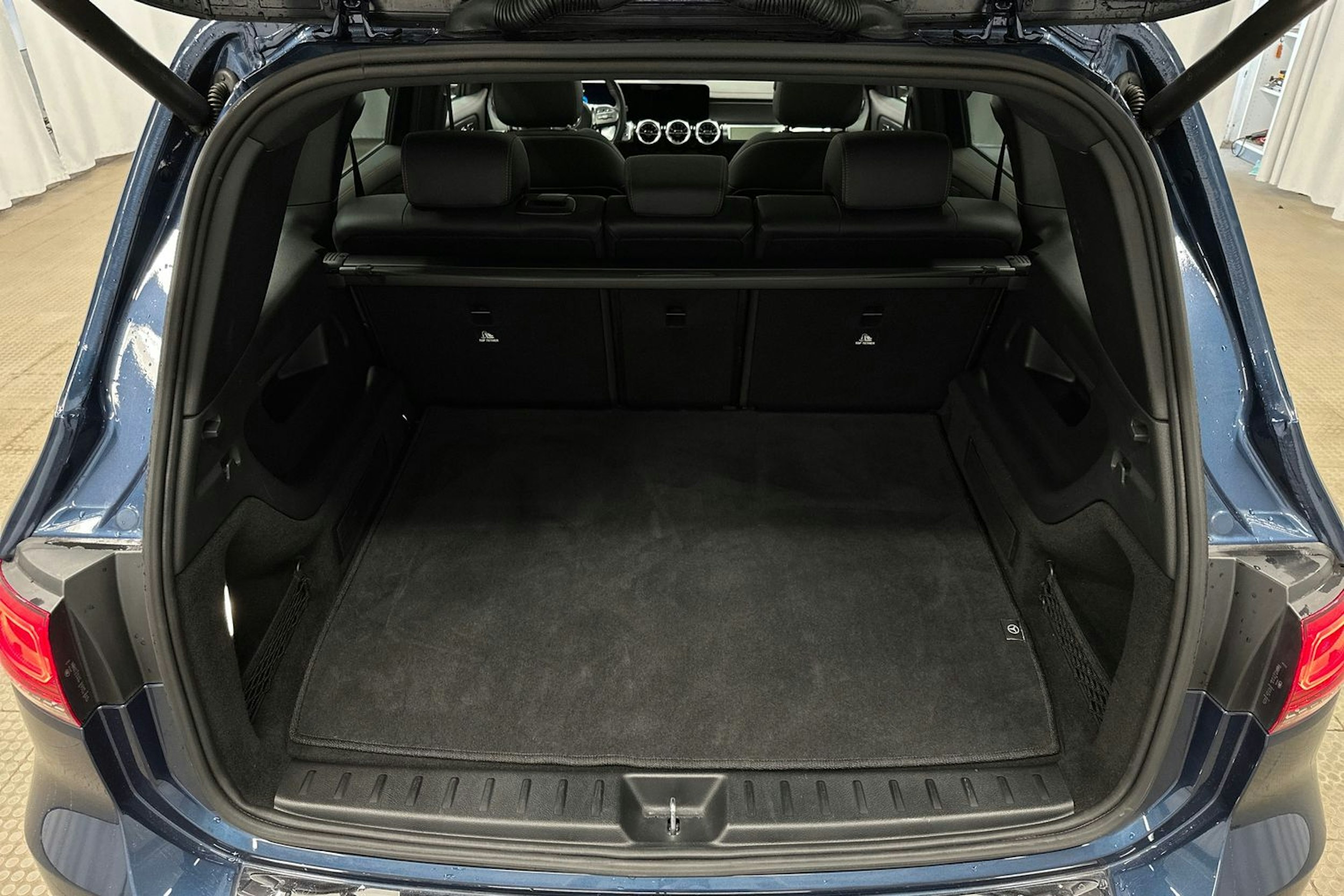 sininen Mercedes-Benz EQB 2023 kuva 14.
