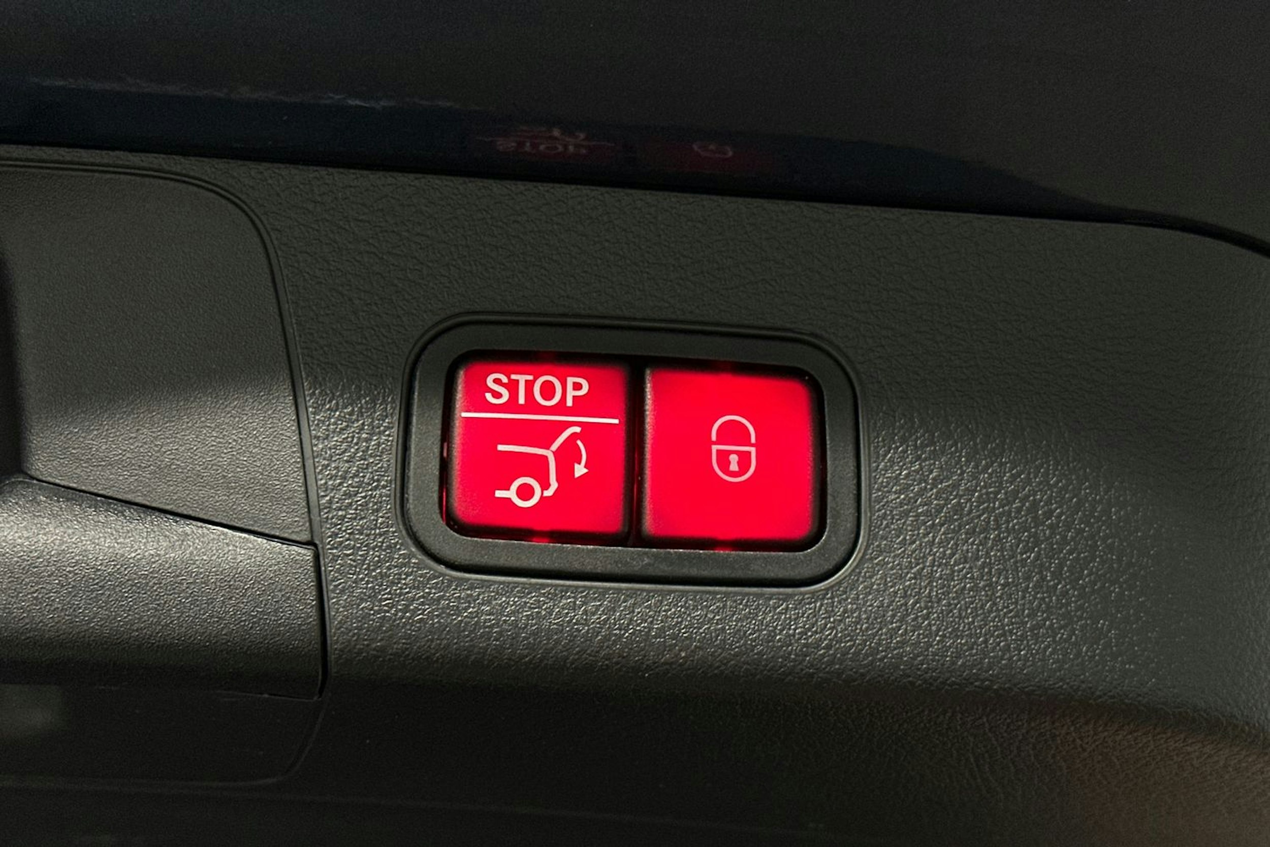 sininen Mercedes-Benz EQB 2023 kuva 15.