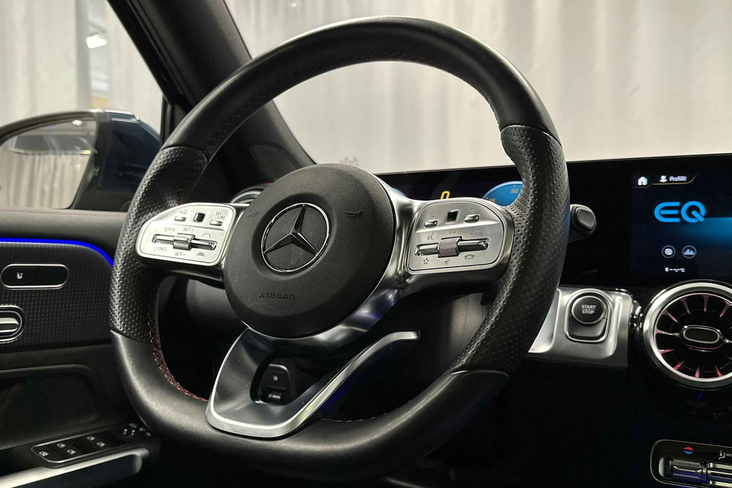 sininen Mercedes-Benz EQB 2023 kuva 16.