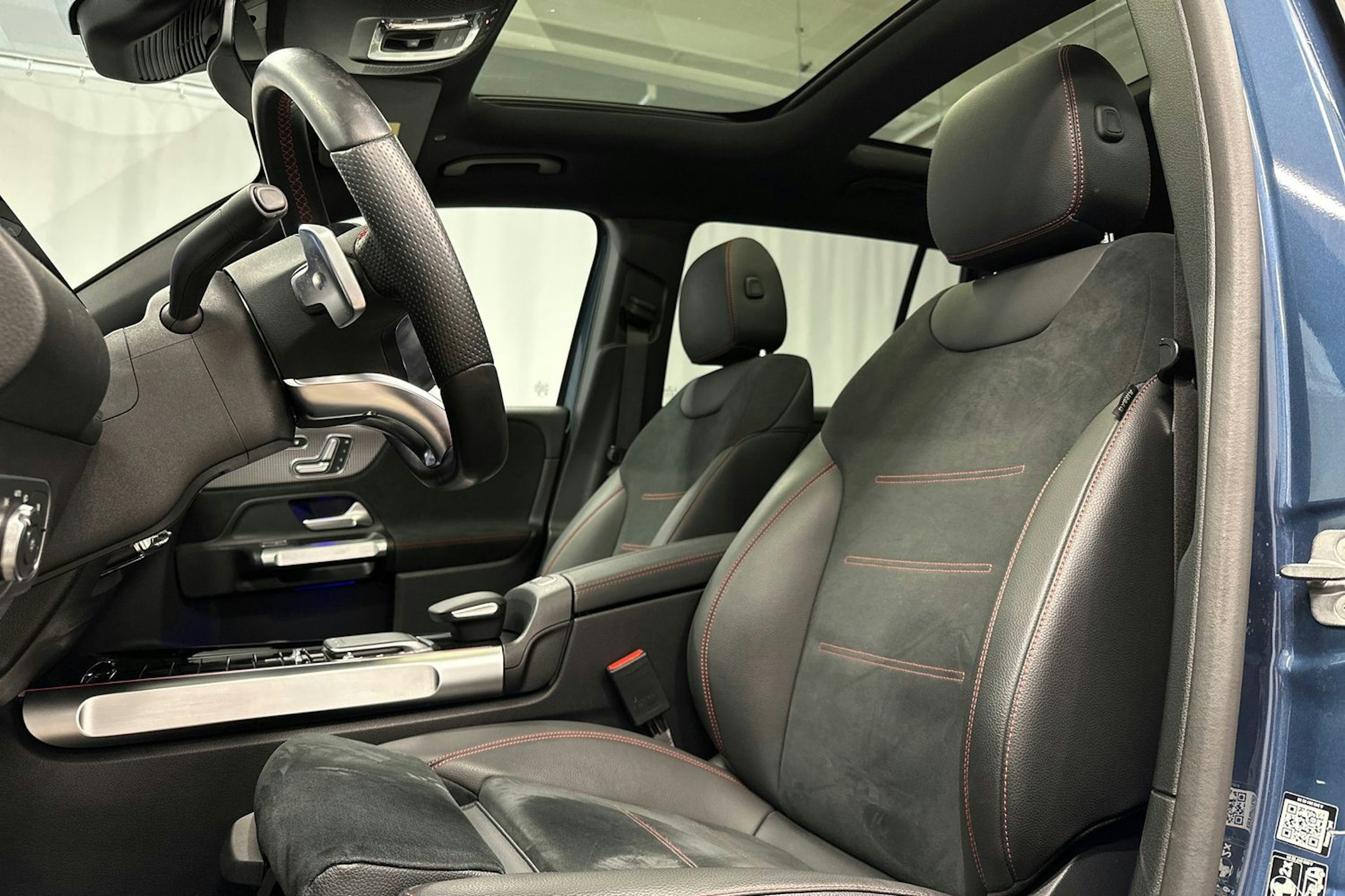 sininen Mercedes-Benz EQB 2023 kuva 17.