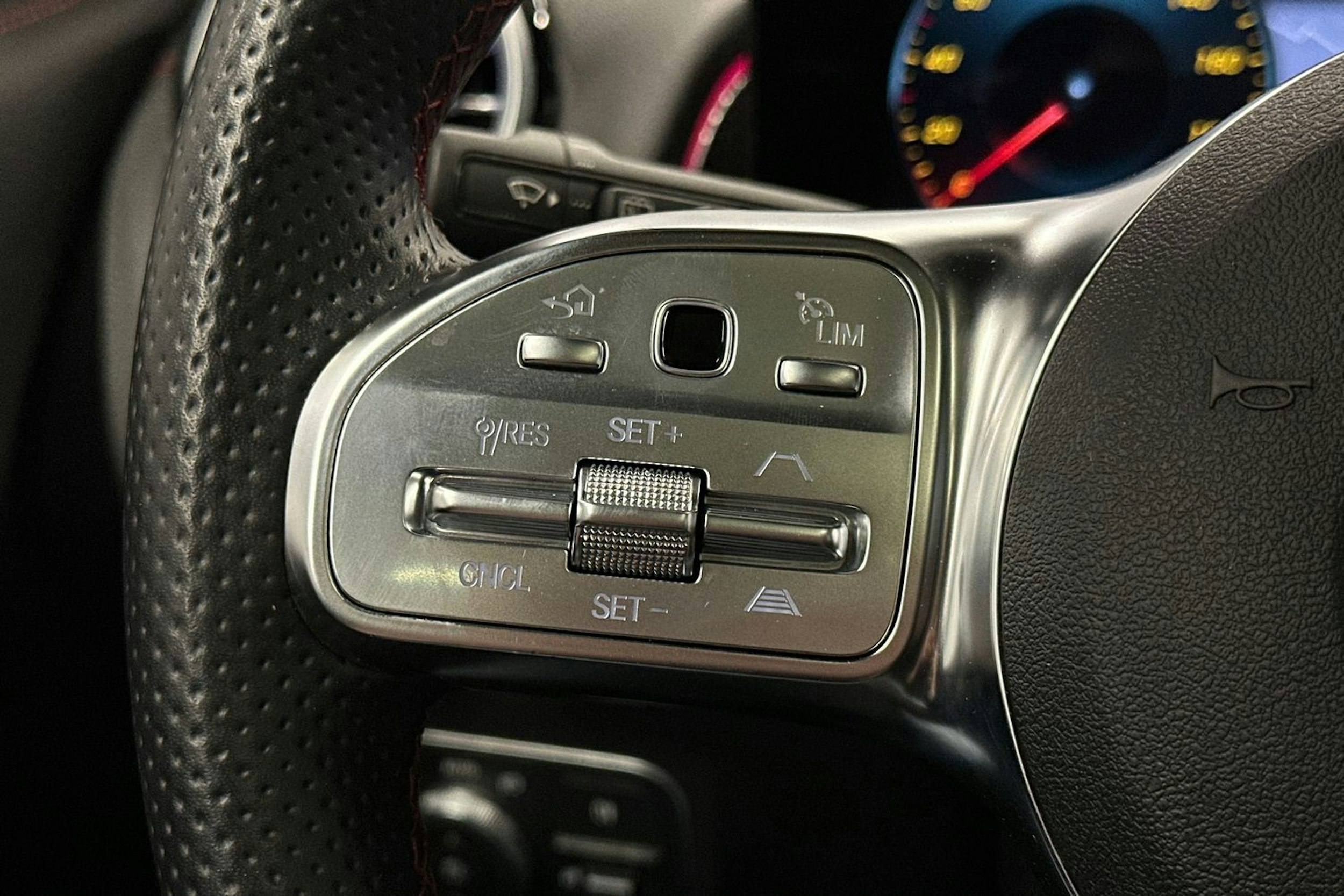 sininen Mercedes-Benz EQB 2023 kuva 19.