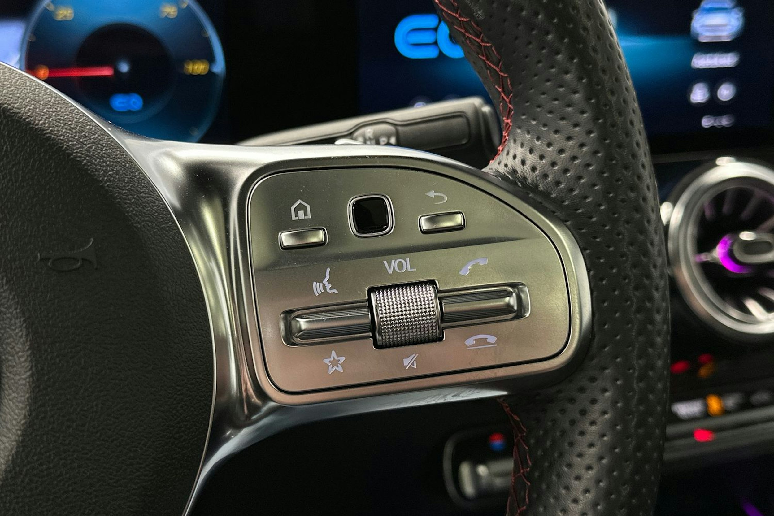sininen Mercedes-Benz EQB 2023 kuva 20.