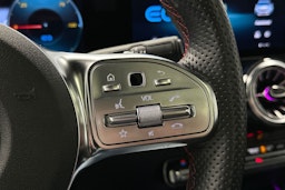 sininen Mercedes-Benz EQB 2023 kuva 20.