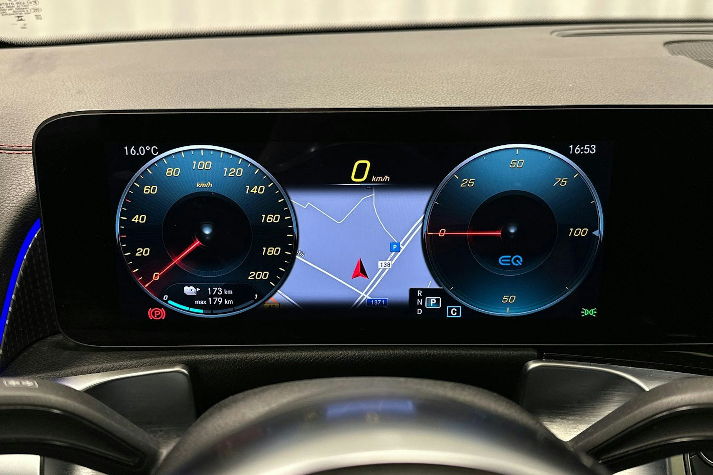 sininen Mercedes-Benz EQB 2023 kuva 21.
