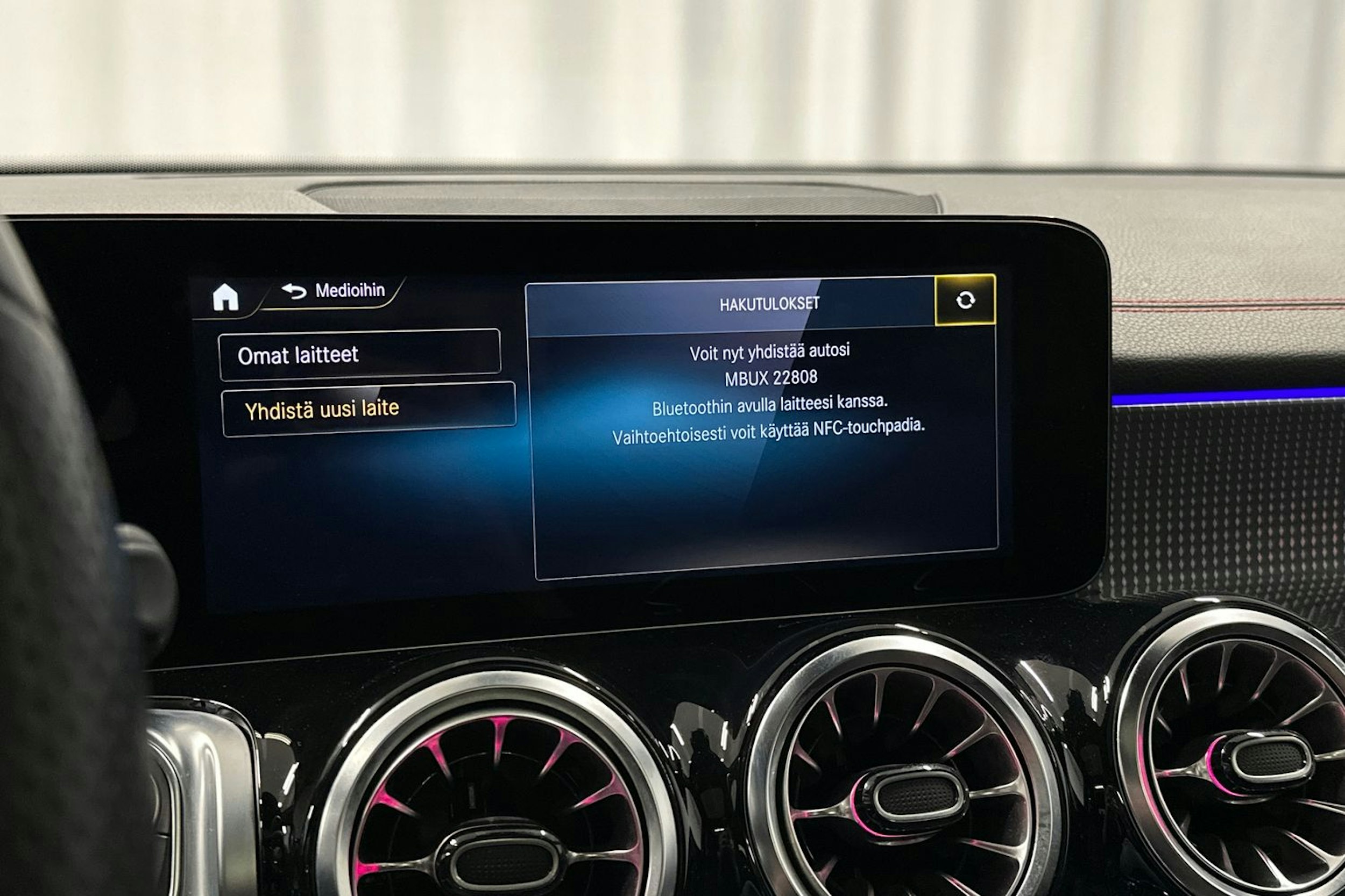 sininen Mercedes-Benz EQB 2023 kuva 23.