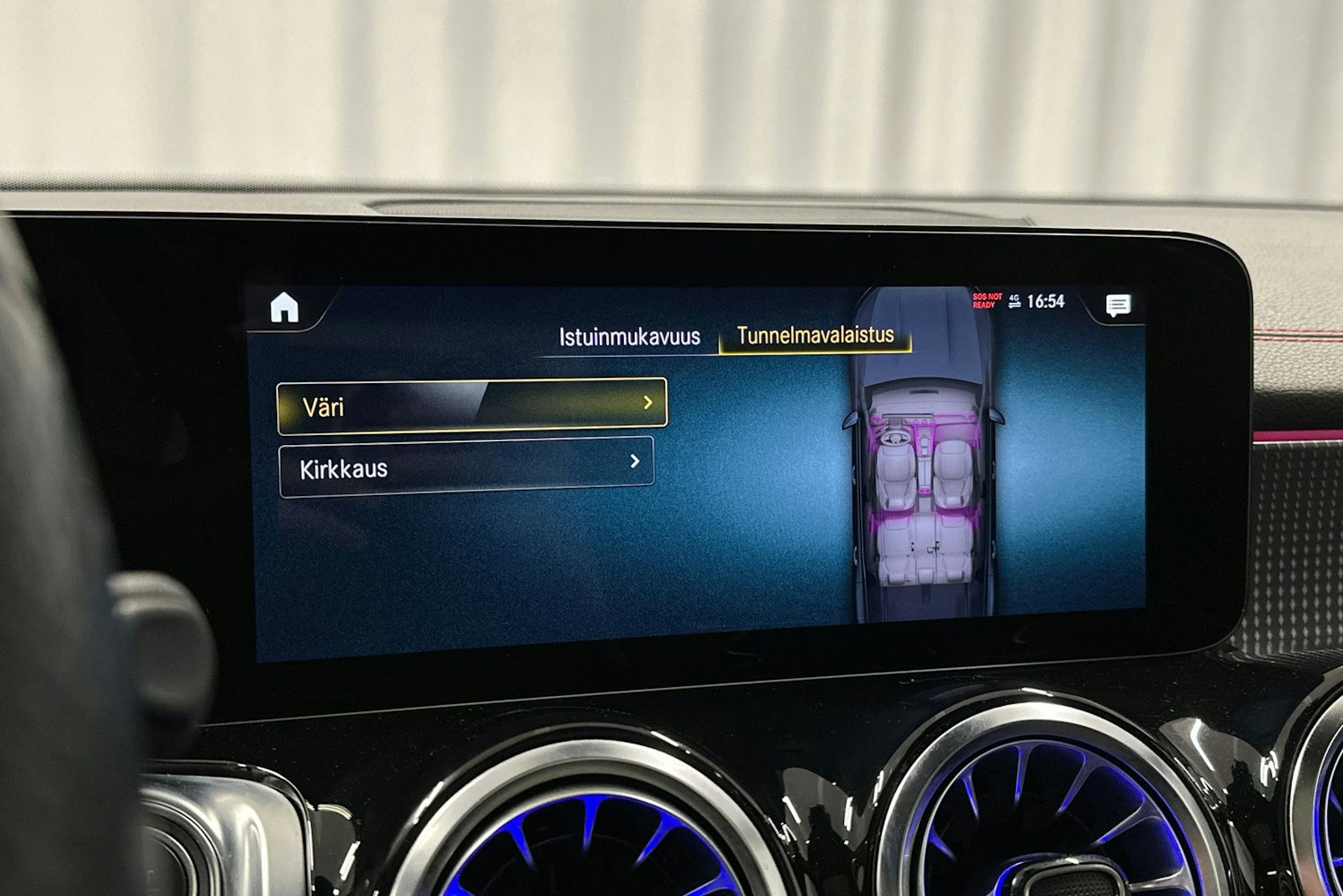 sininen Mercedes-Benz EQB 2023 kuva 24.