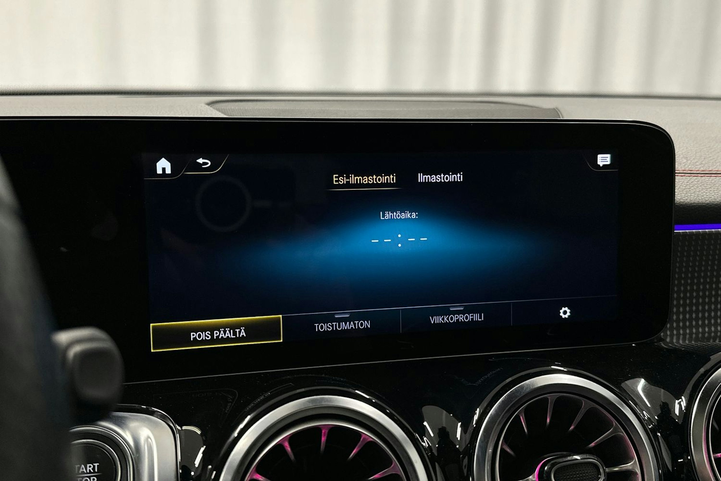 sininen Mercedes-Benz EQB 2023 kuva 29.