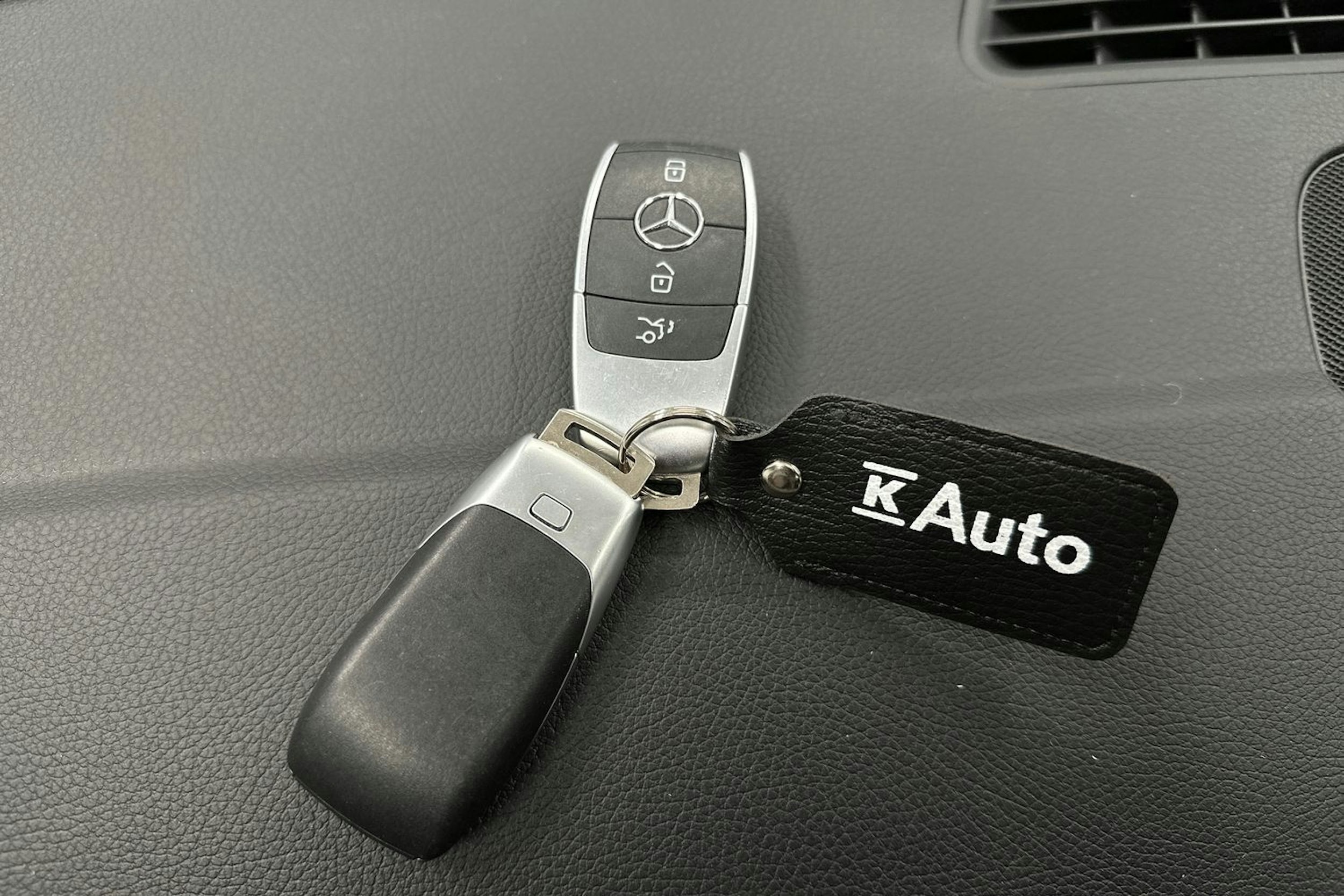 sininen Mercedes-Benz EQB 2023 kuva 30.