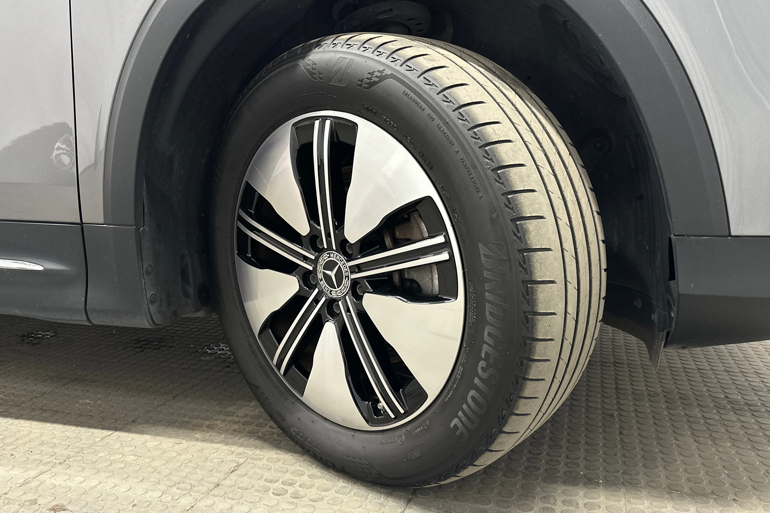 harmaa Mercedes-Benz EQB 2023 kuva 13.