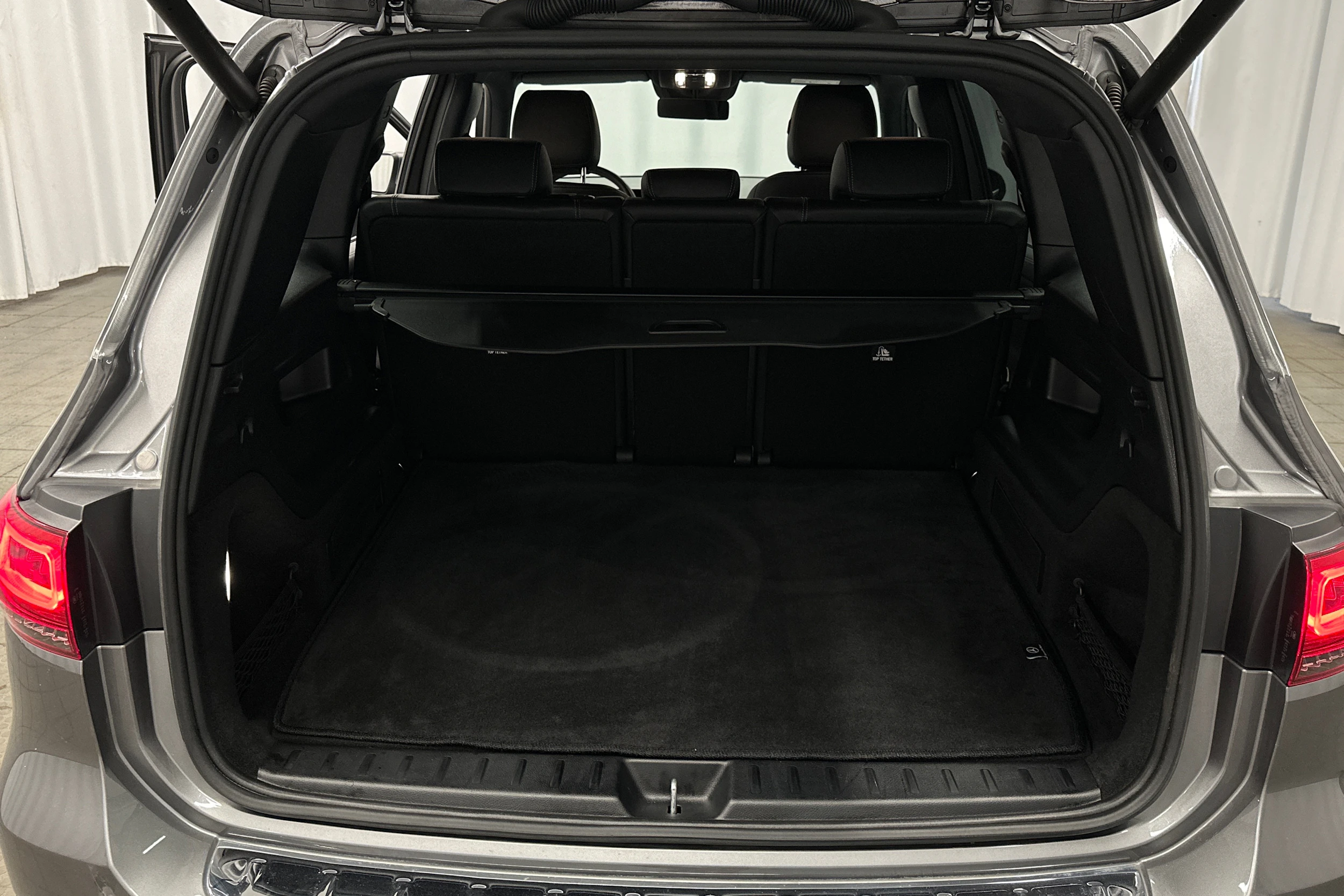 harmaa Mercedes-Benz EQB 2023 kuva 42.
