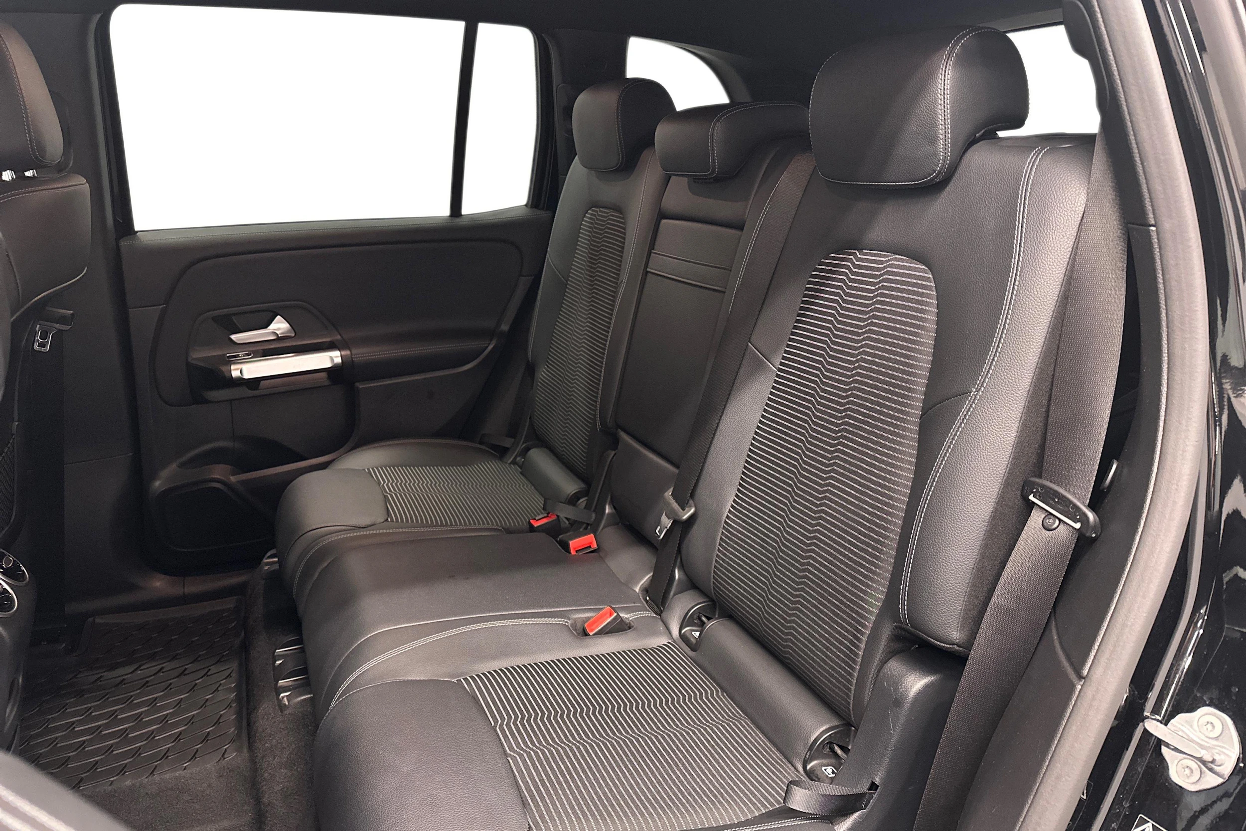 musta Mercedes-Benz EQB 2023 kuva 11.
