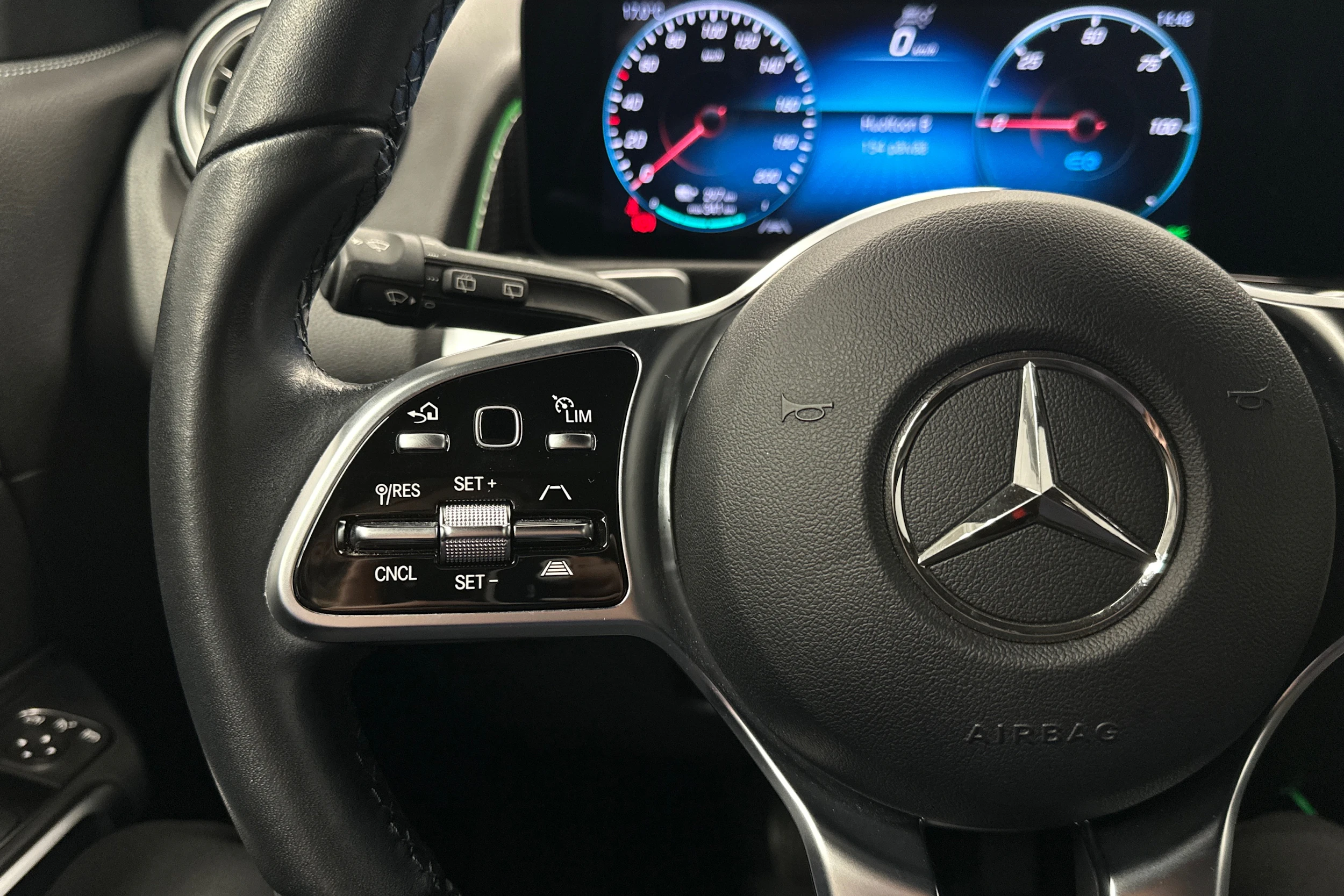 musta Mercedes-Benz EQB 2023 kuva 15.