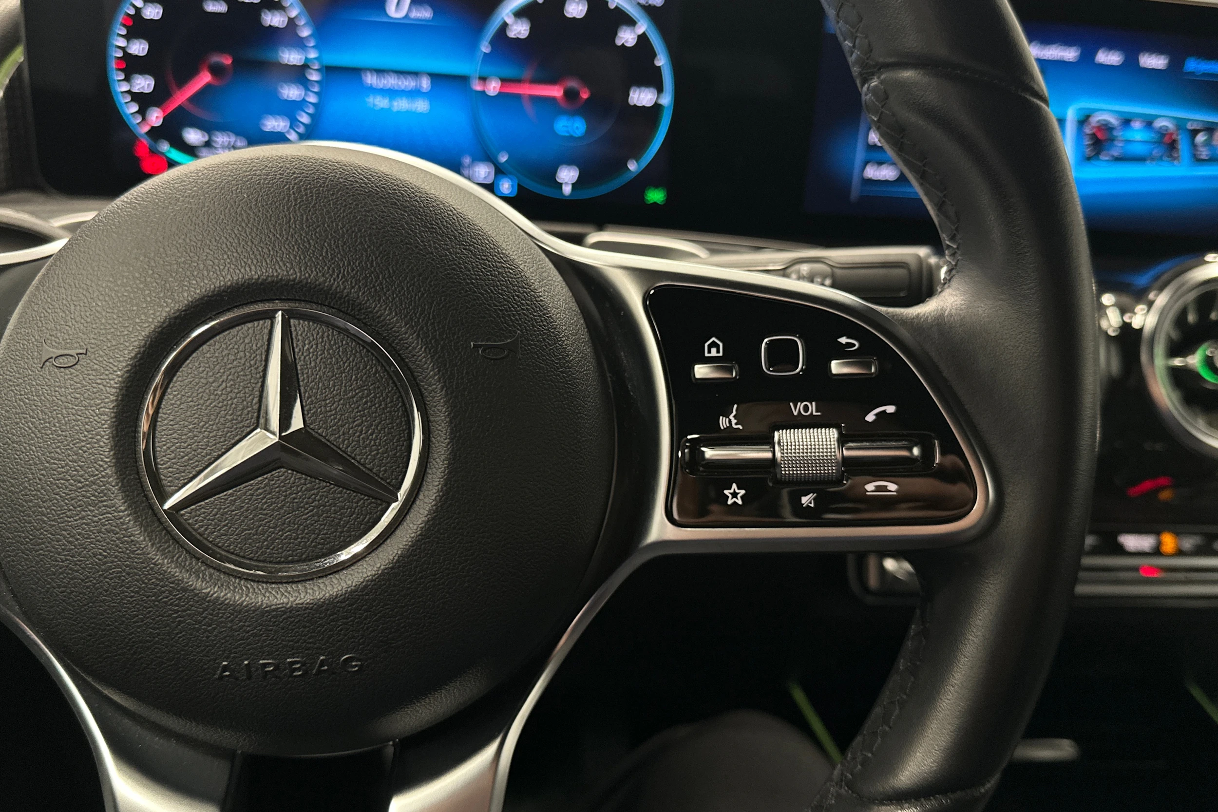 musta Mercedes-Benz EQB 2023 kuva 16.