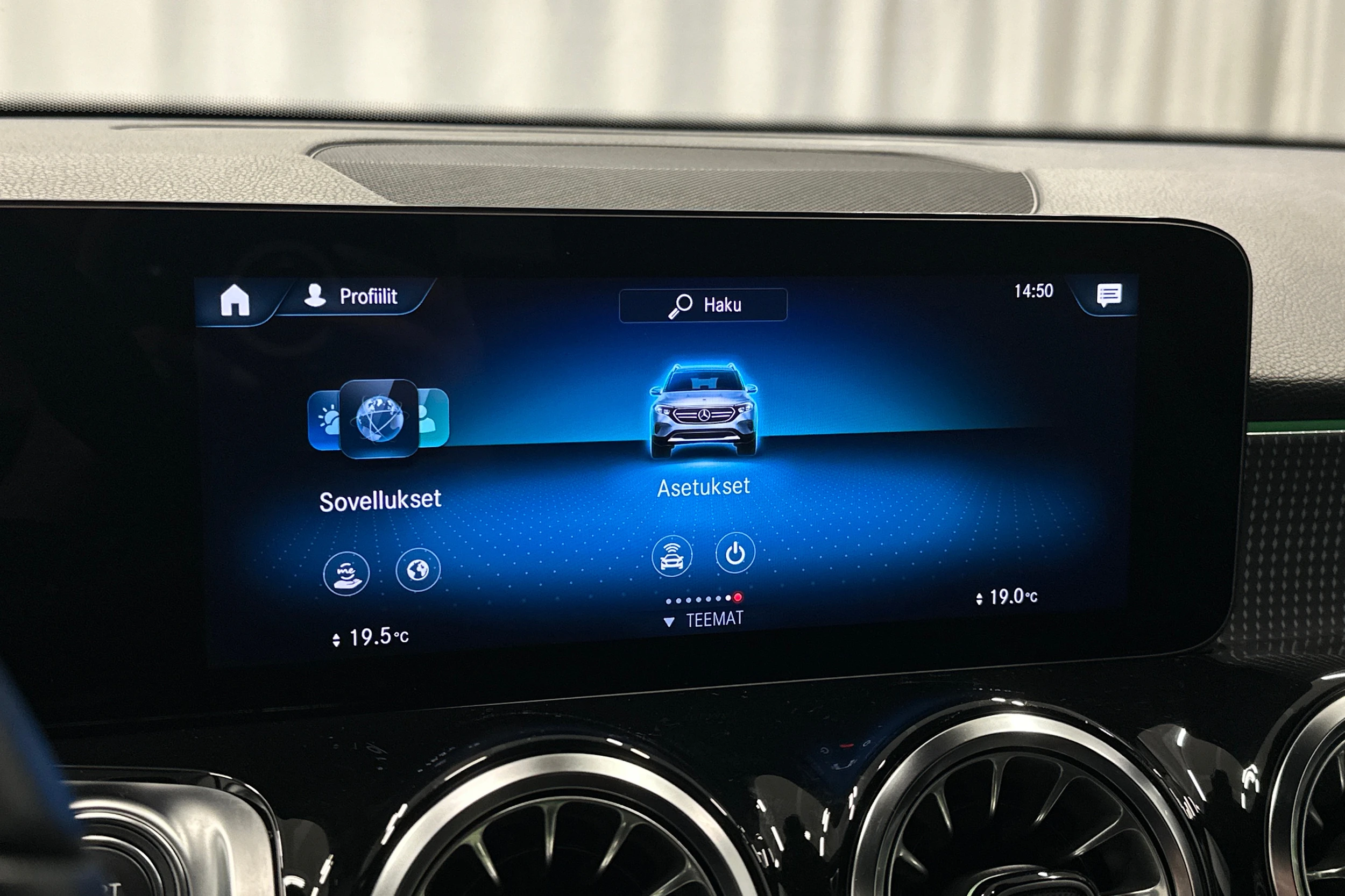 musta Mercedes-Benz EQB 2023 kuva 22.
