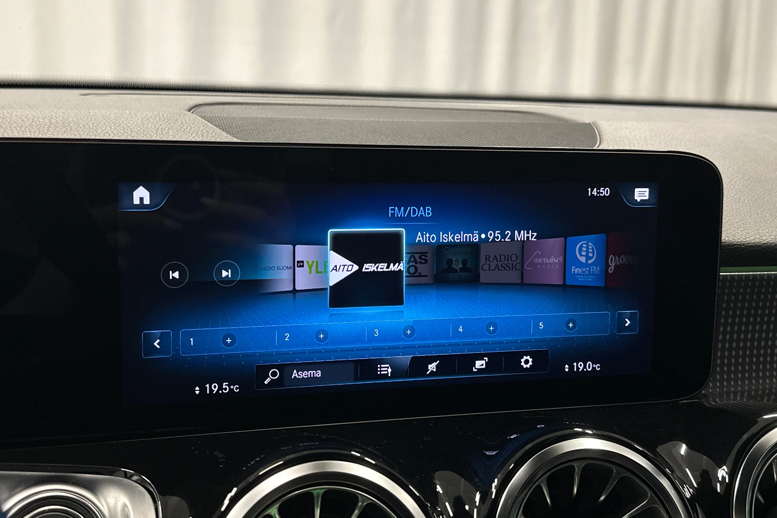 musta Mercedes-Benz EQB 2023 kuva 25.