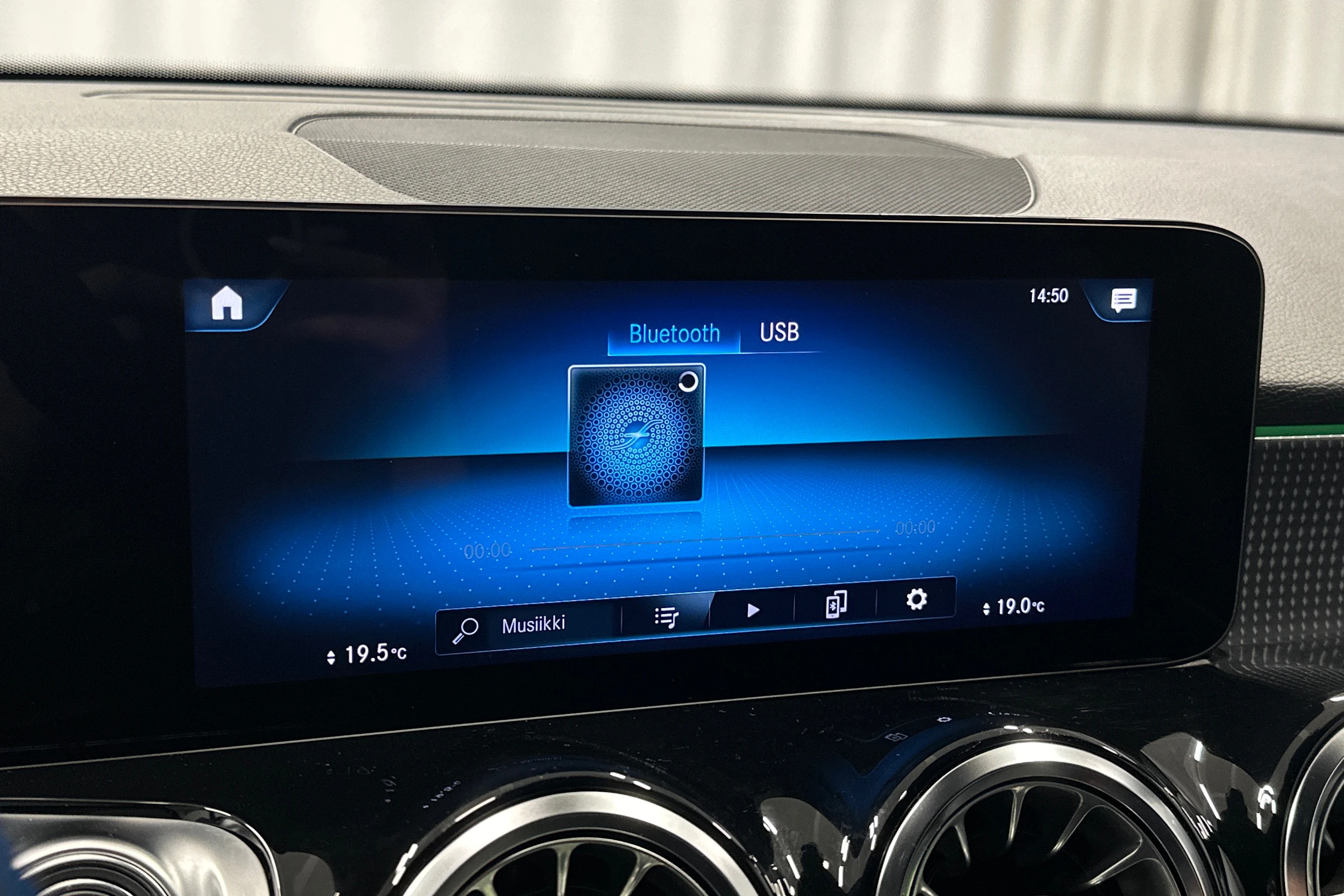 musta Mercedes-Benz EQB 2023 kuva 26.