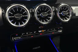 musta Mercedes-Benz EQB 2023 kuva 35.