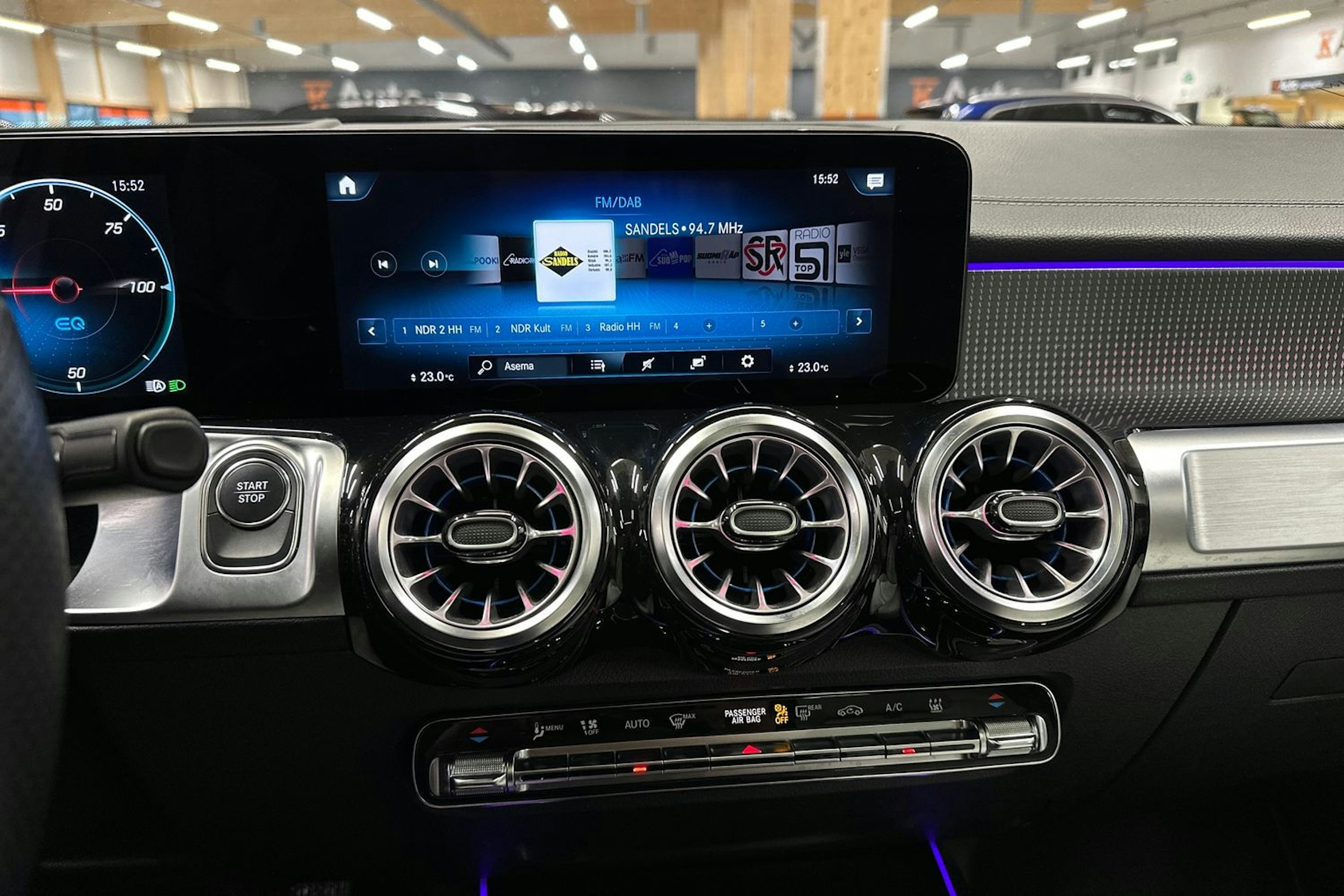 harmaa Mercedes-Benz EQB 2023 kuva 23.