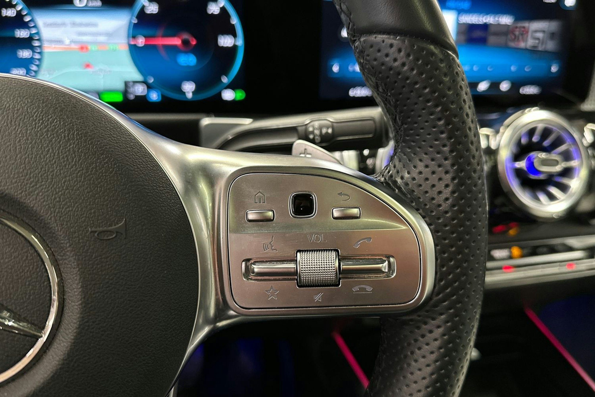 harmaa Mercedes-Benz EQB 2023 kuva 28.